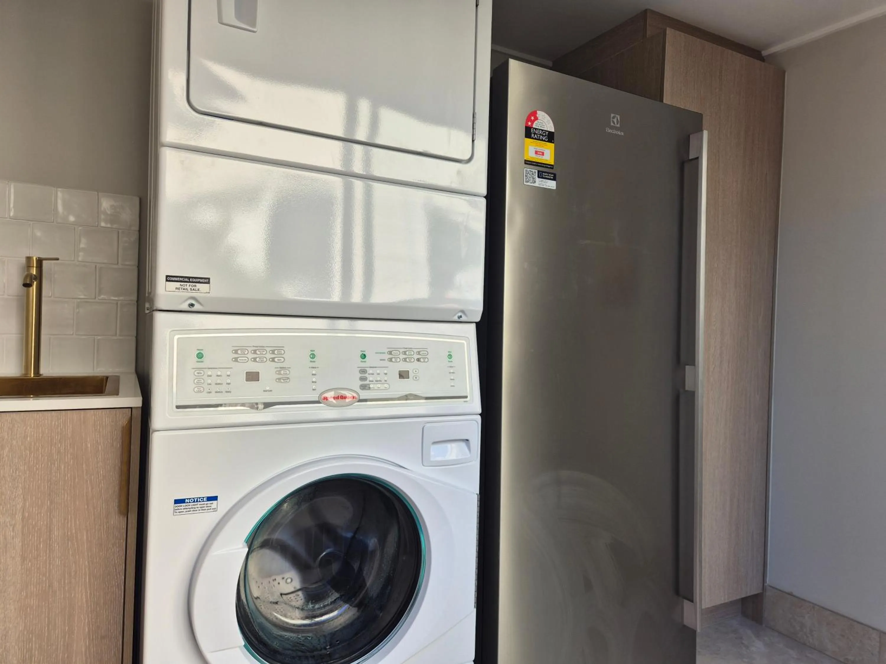 laundry in Noosa Sun - On the Noosa River