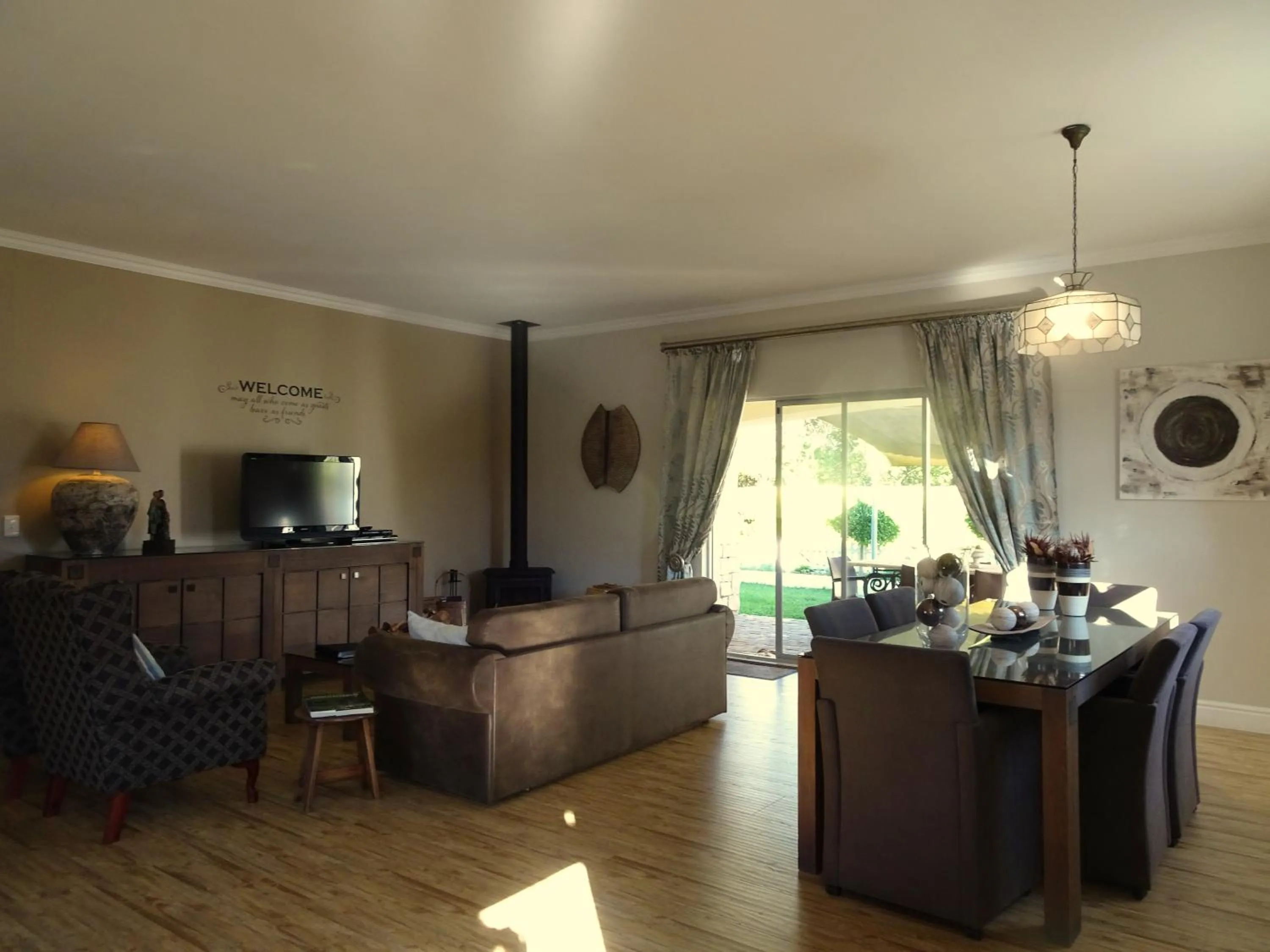 Living room in African Palm Cottage and Guesthouse
