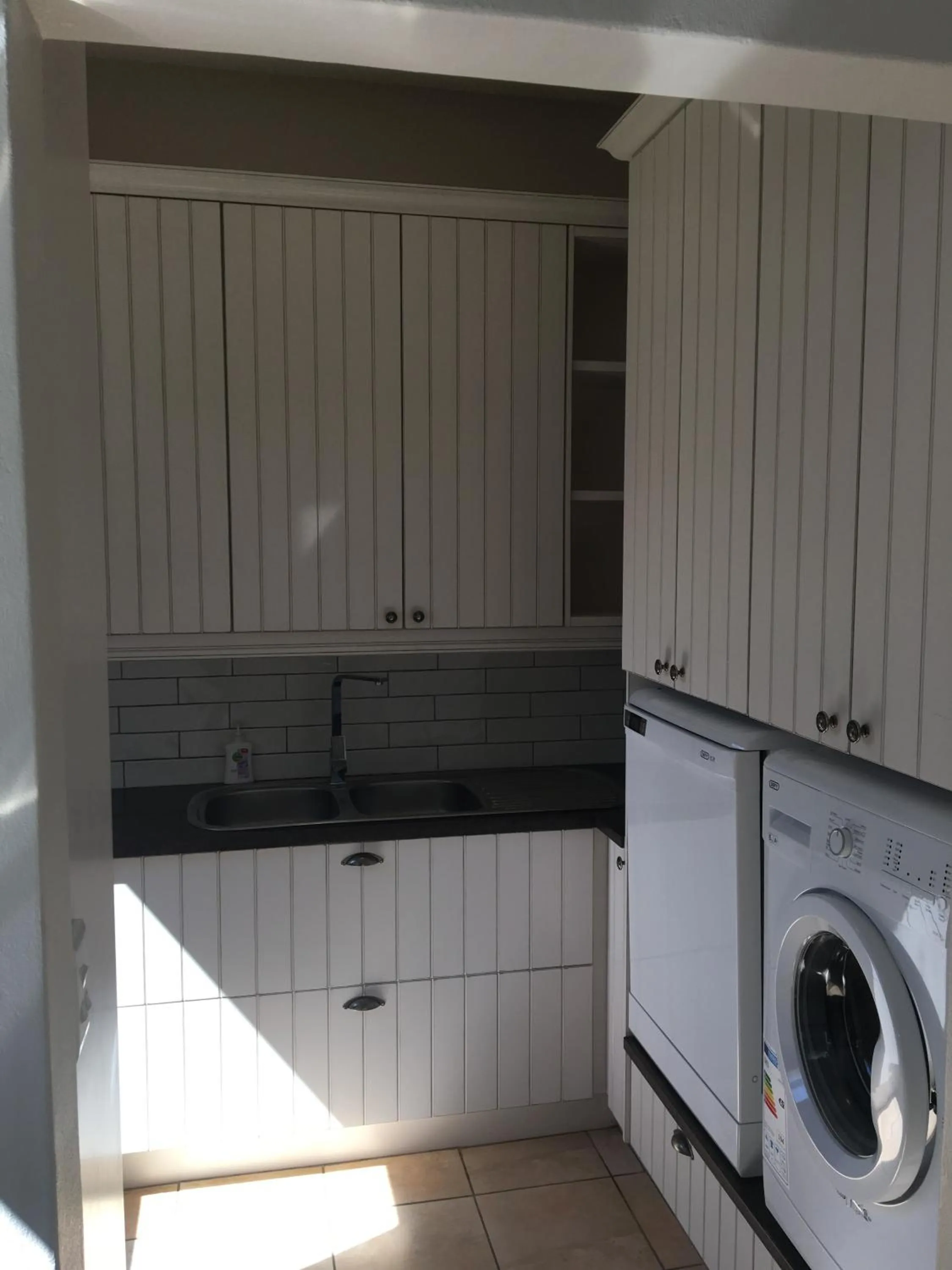 Kitchen or kitchenette in African Palm Cottage and Guesthouse