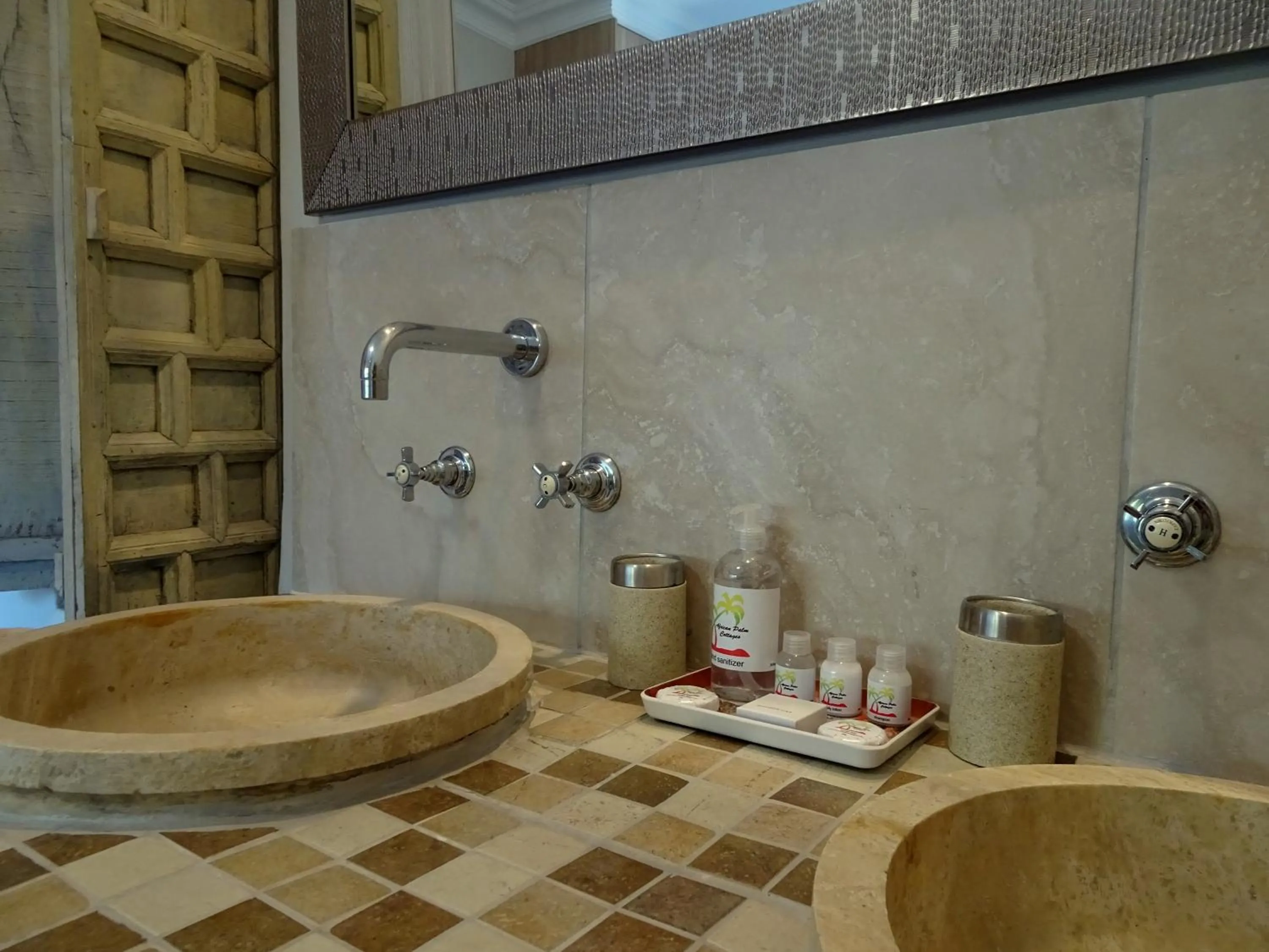 Bathroom in African Palm Cottage and Guesthouse