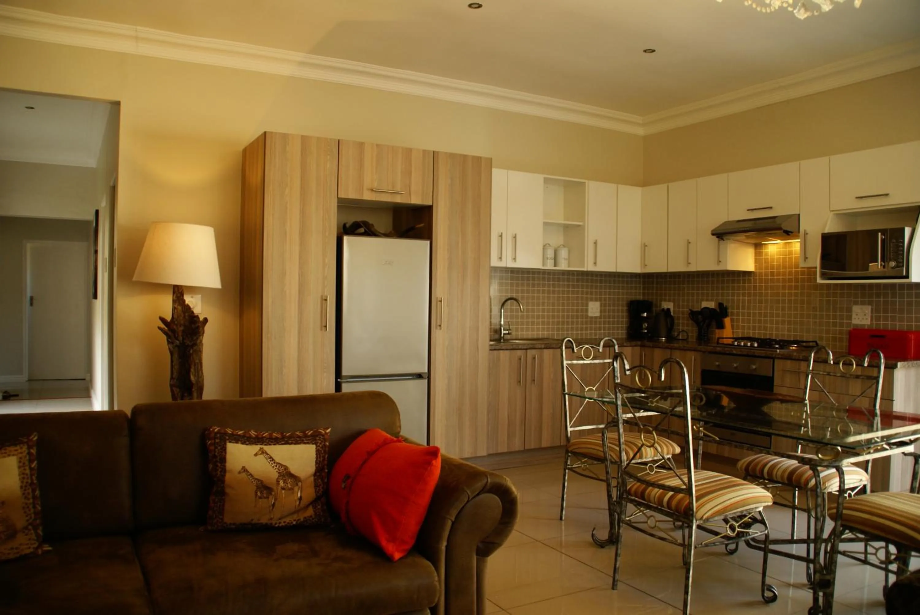 Kitchen or kitchenette in African Palm Cottage and Guesthouse