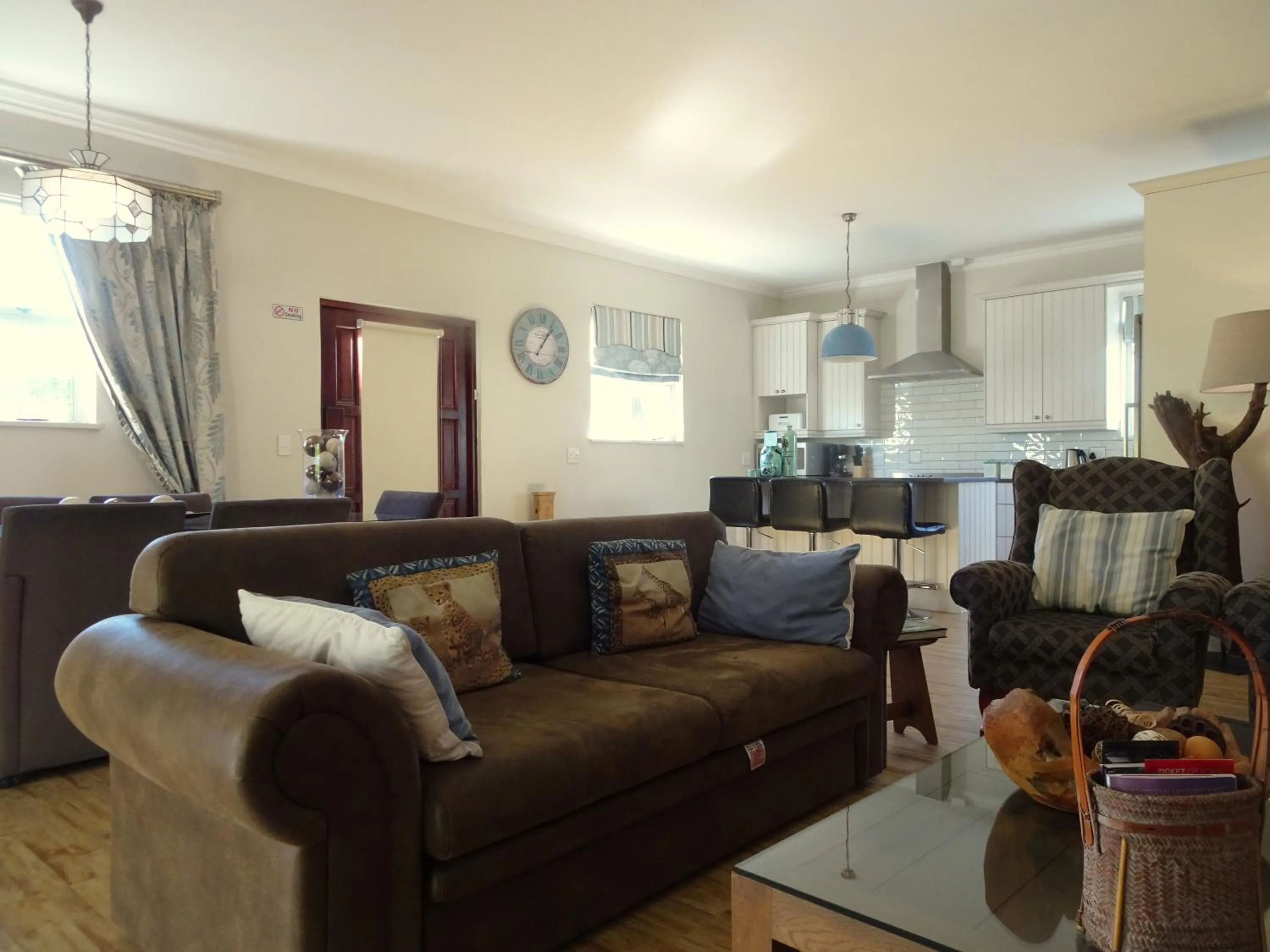 Kitchen or kitchenette in African Palm Cottage and Guesthouse