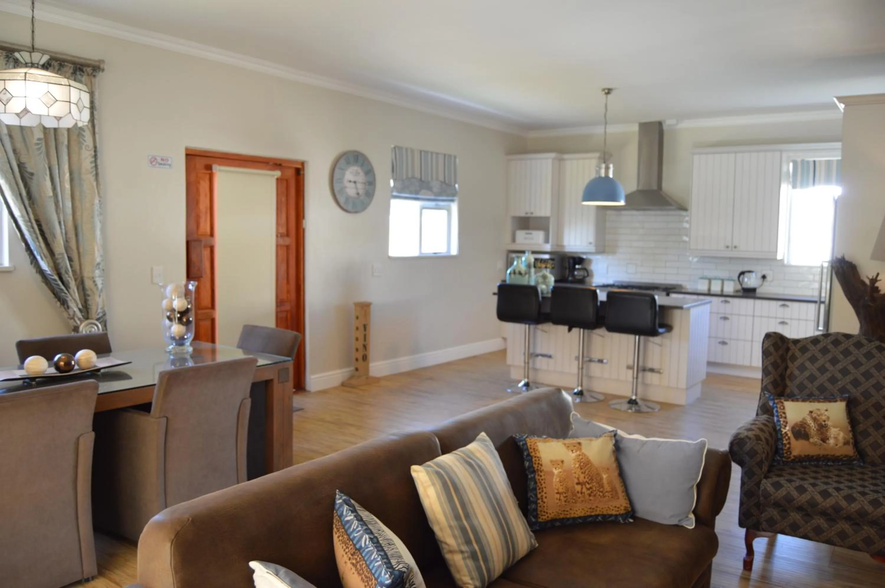 Communal kitchen in African Palm Cottage and Guesthouse