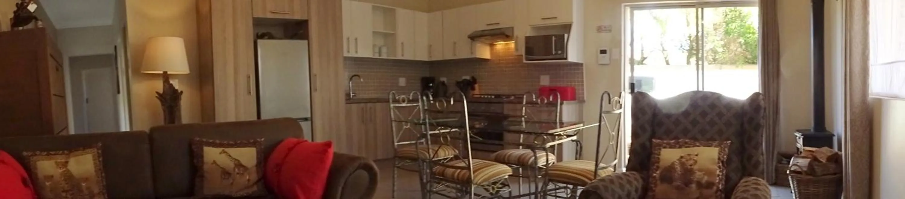 Kitchen or kitchenette in African Palm Cottage and Guesthouse