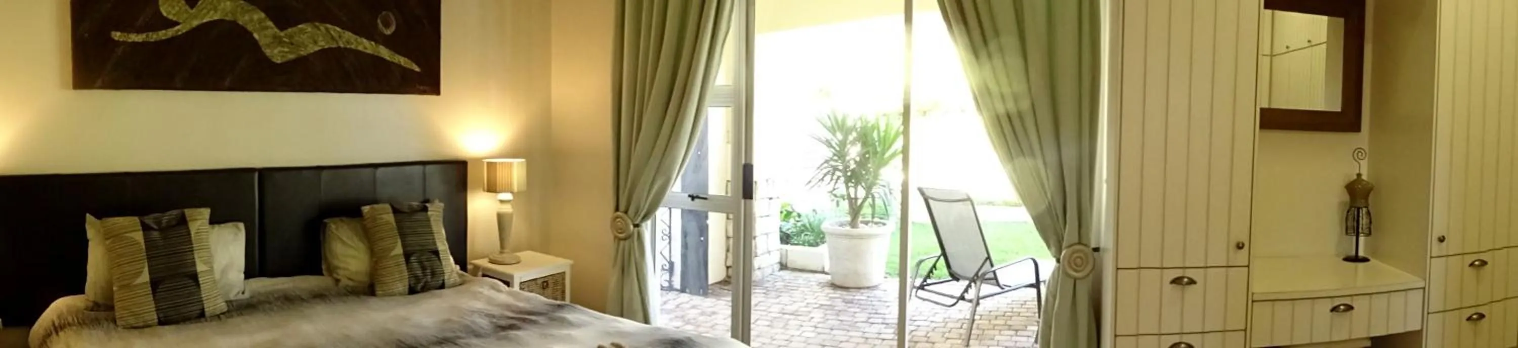 Bedroom in African Palm Cottage and Guesthouse