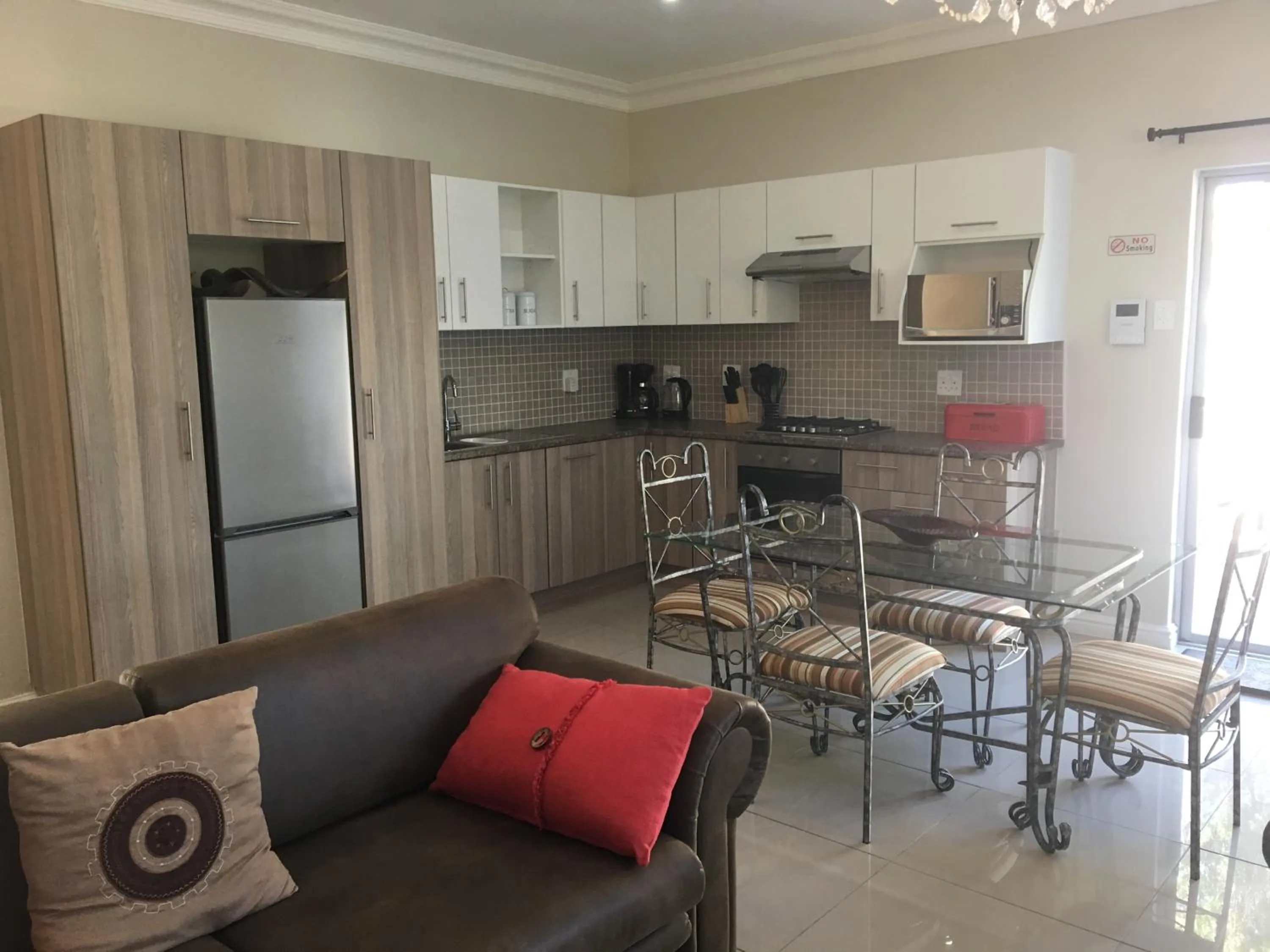 Kitchen or kitchenette in African Palm Cottage and Guesthouse