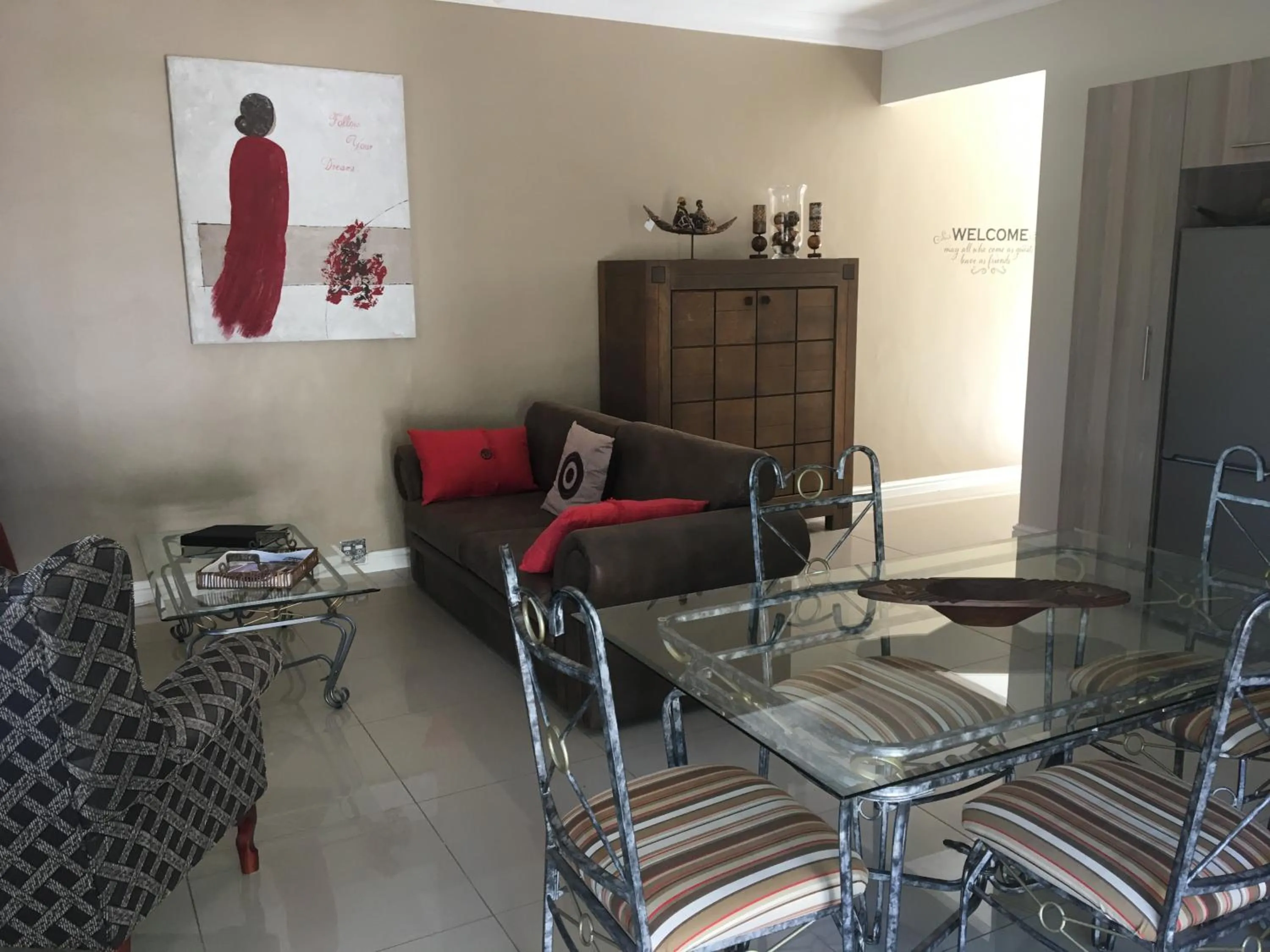 TV and multimedia in African Palm Cottage and Guesthouse