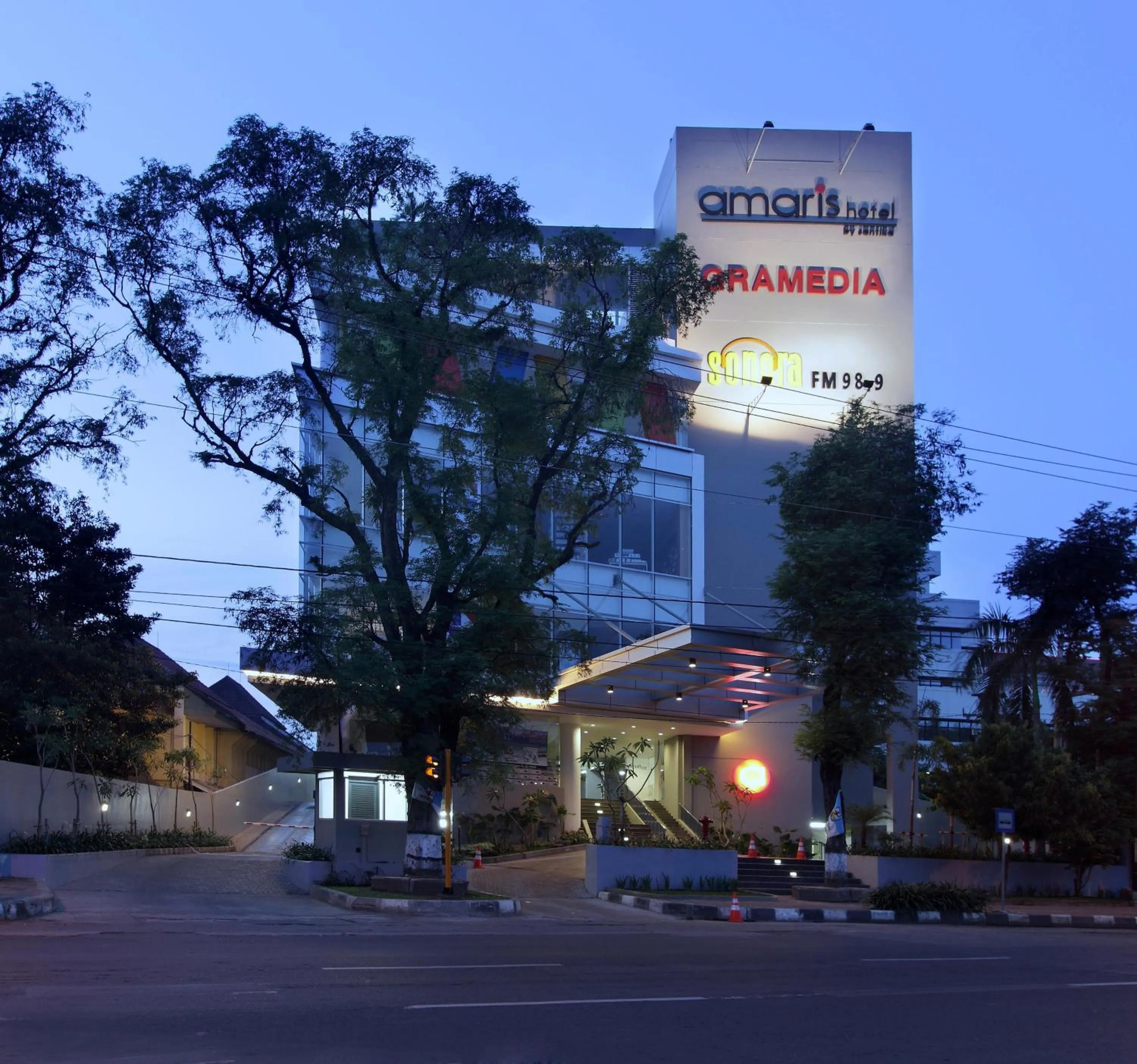 Facade/entrance in Amaris Hotel Pemuda Semarang