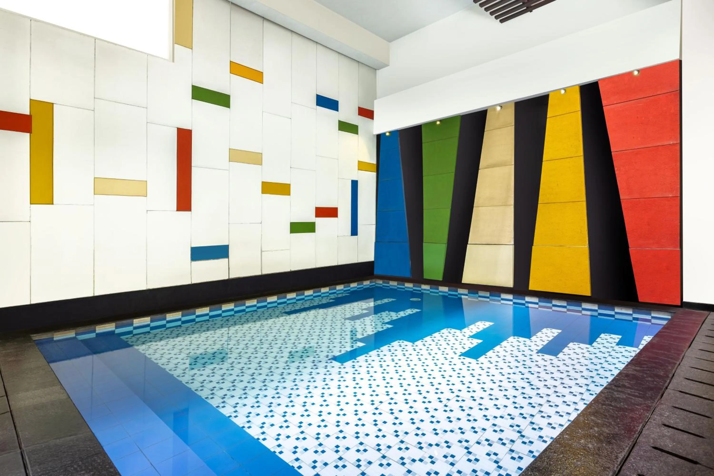 Swimming pool in Amaris Hotel Cihampelas