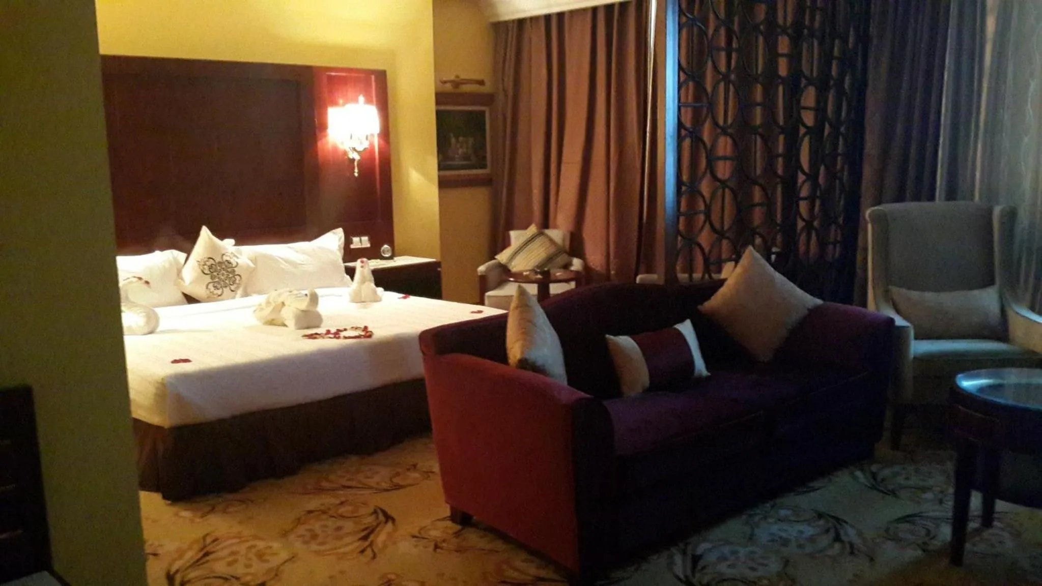 Bedroom, Bed in Oasis Hotel