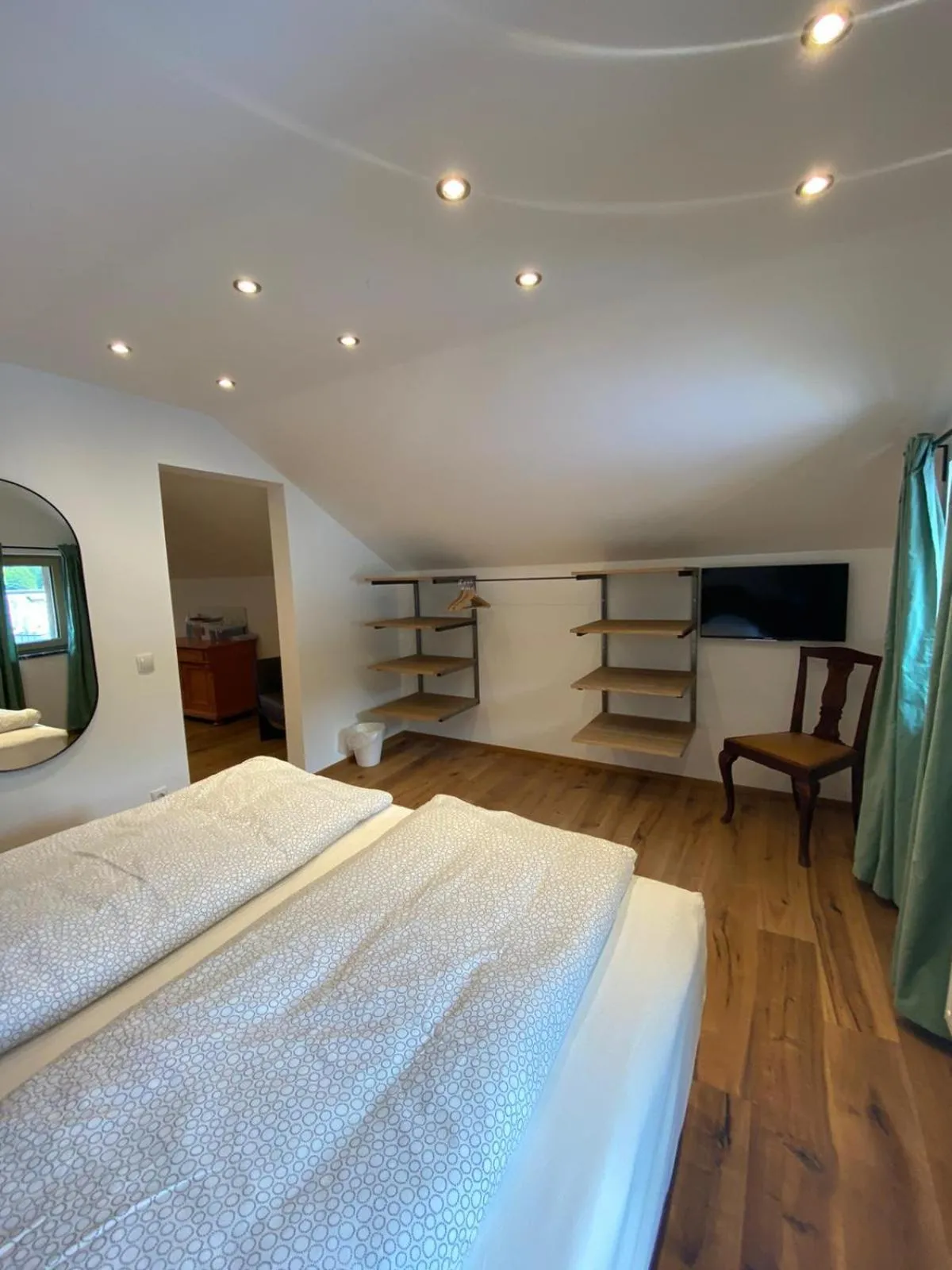 Photo of the whole room, Bed in Schwarzes Rössl