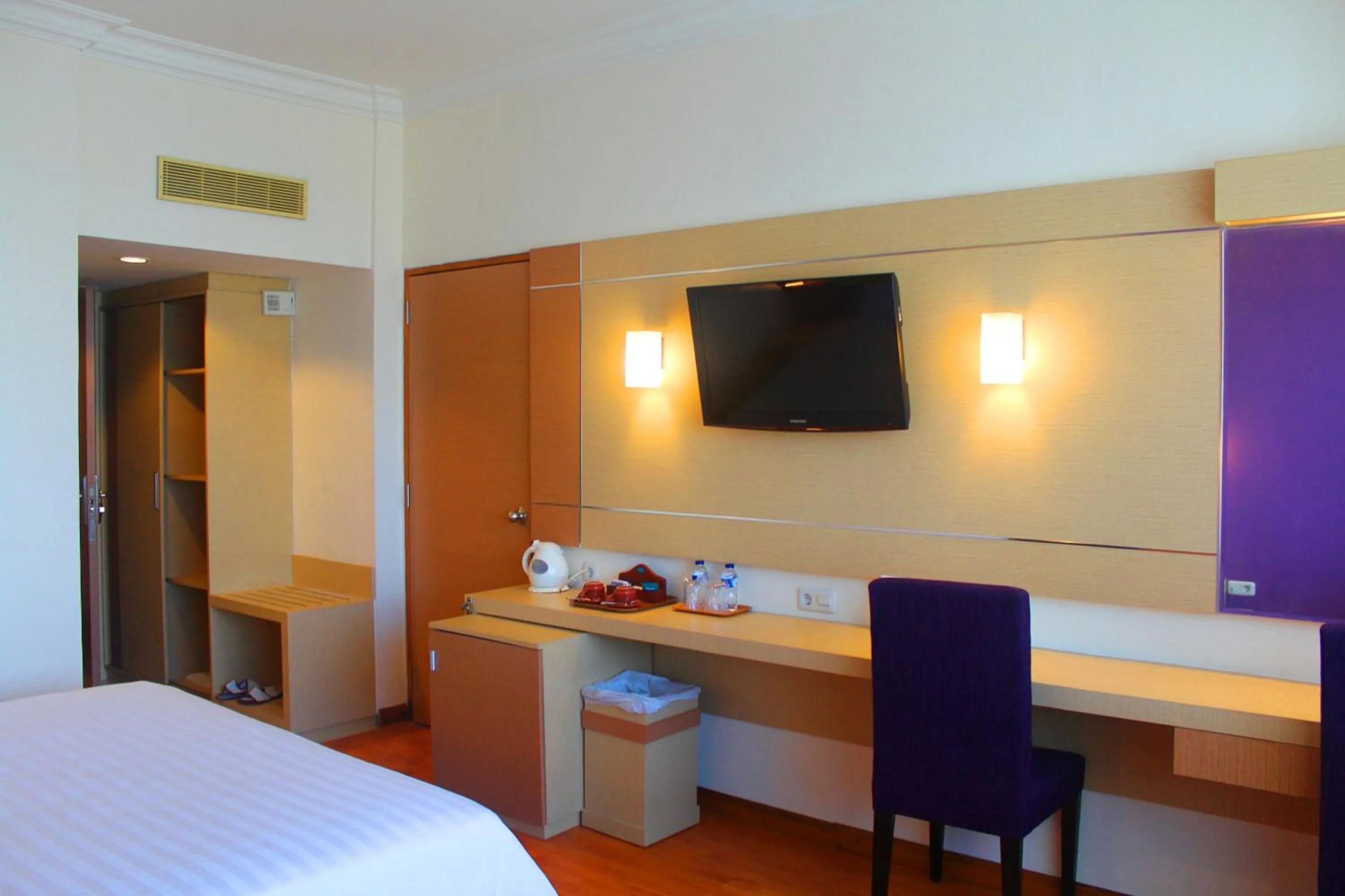 Bedroom, Bed in Grand Inna Tunjungan Hotel Surabaya