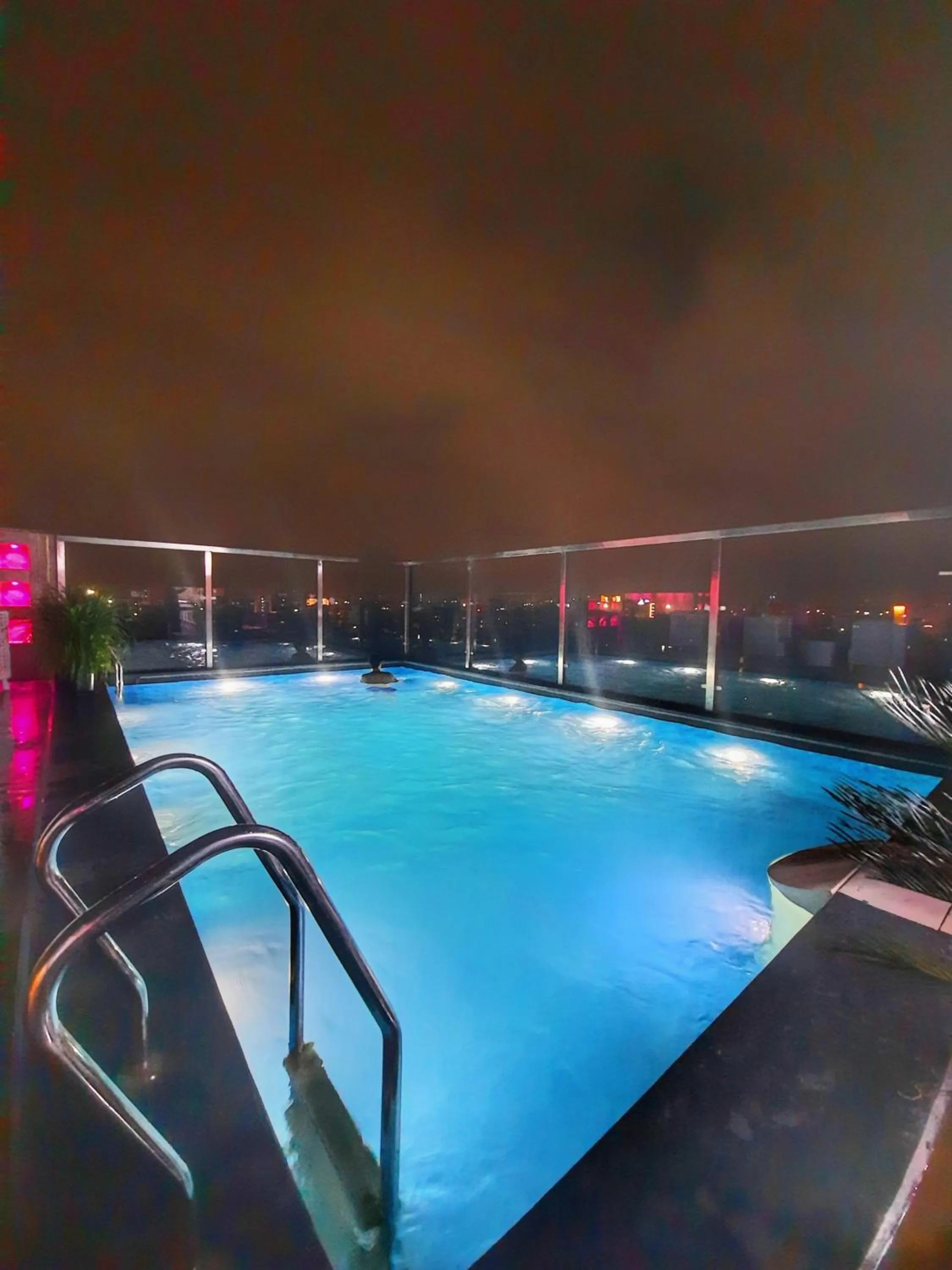 Swimming pool in Quality Inn Sabari