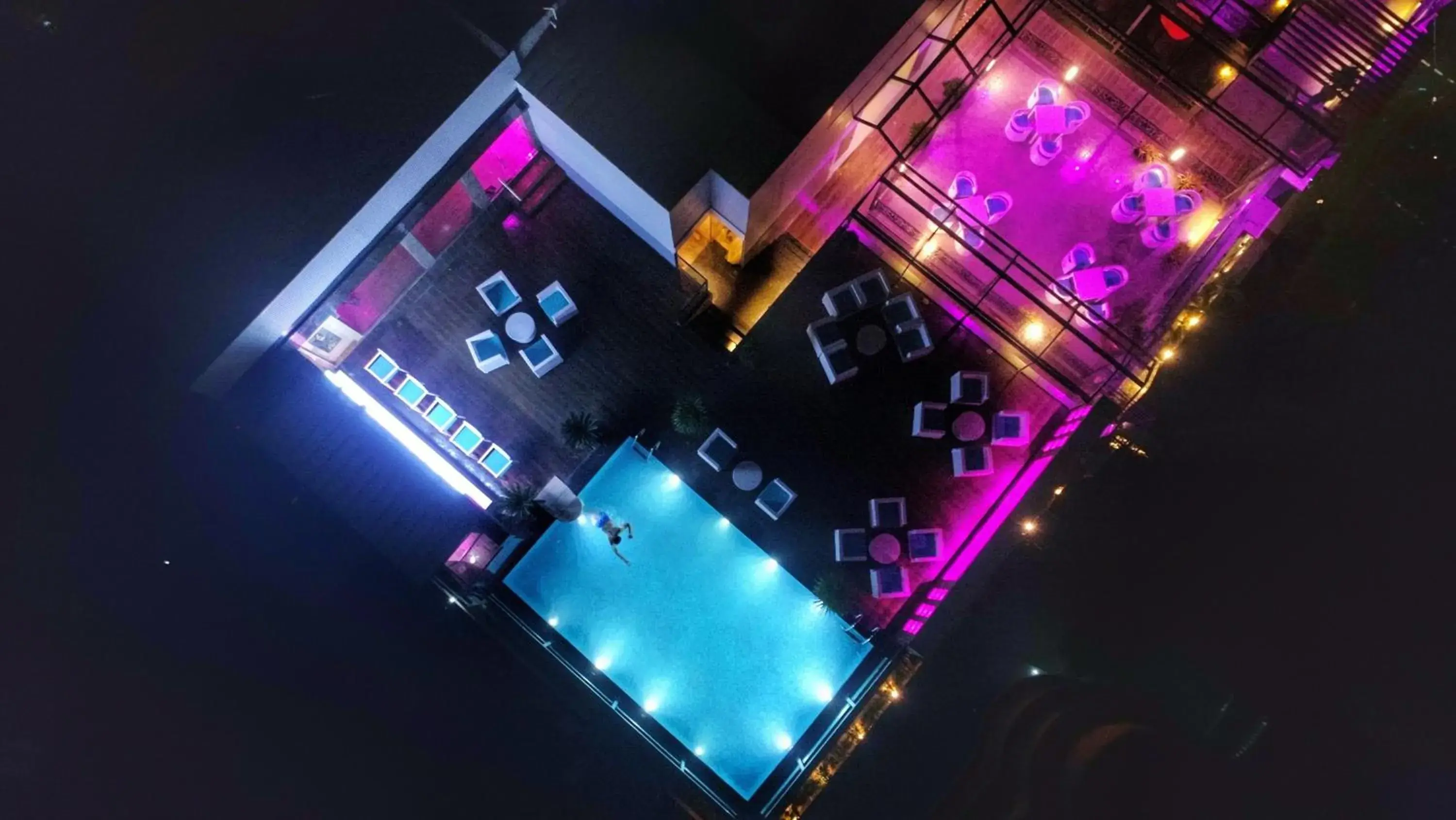 Swimming pool in Quality Inn Sabari Swimming pool in Quality Inn Sabari