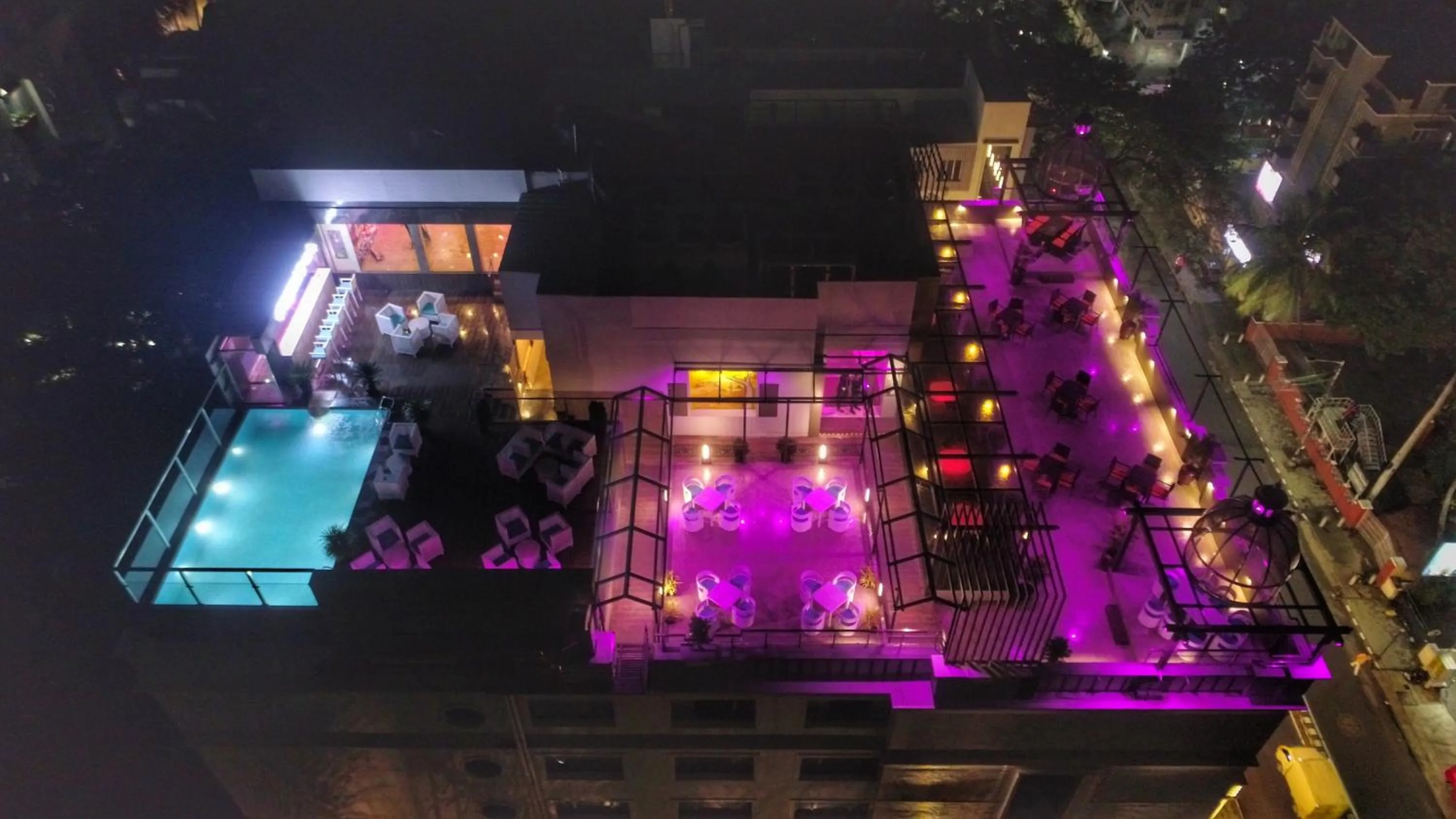 Swimming pool in Quality Inn Sabari