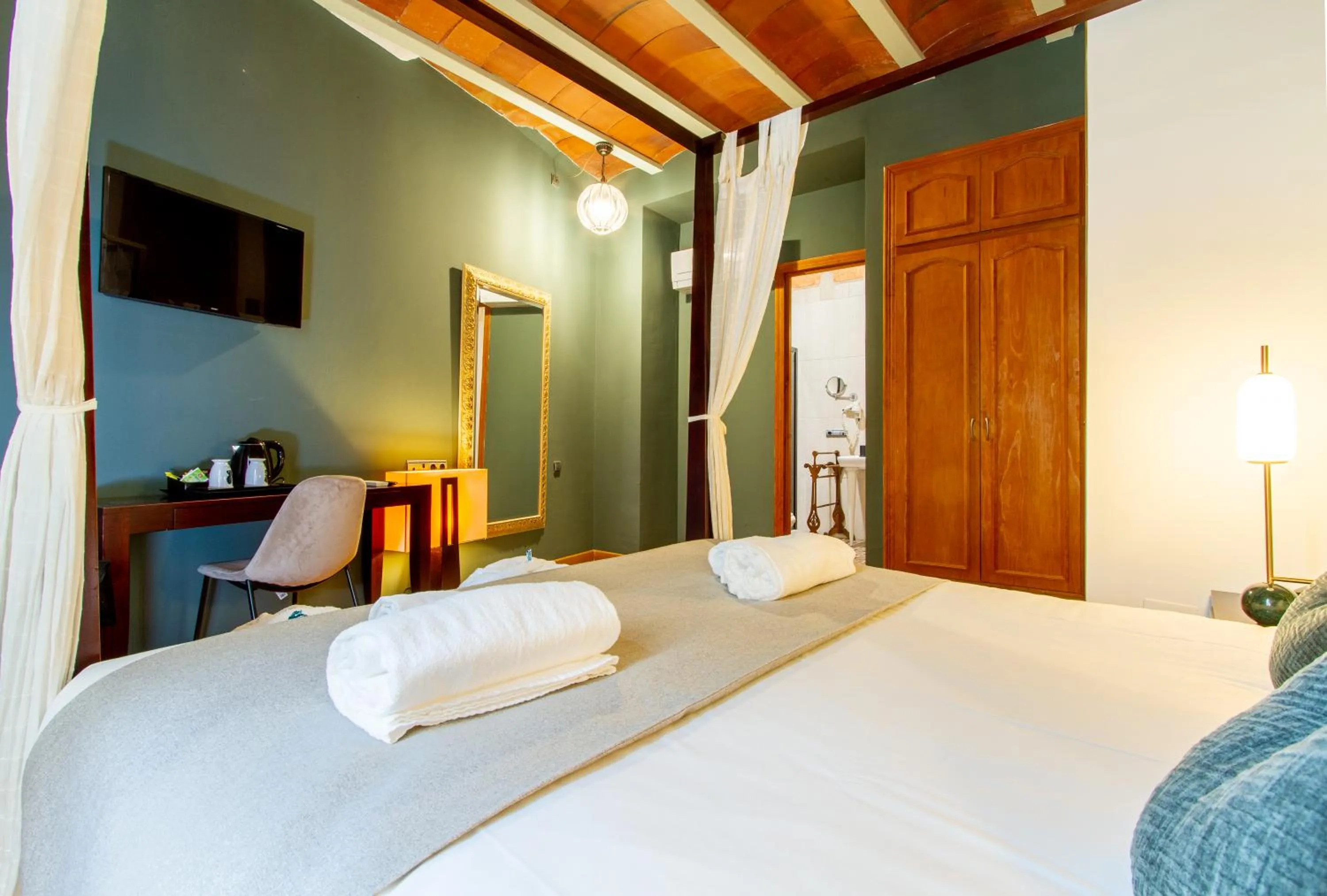 Photo of the whole room, Bed in Les Monges Palace Boutique