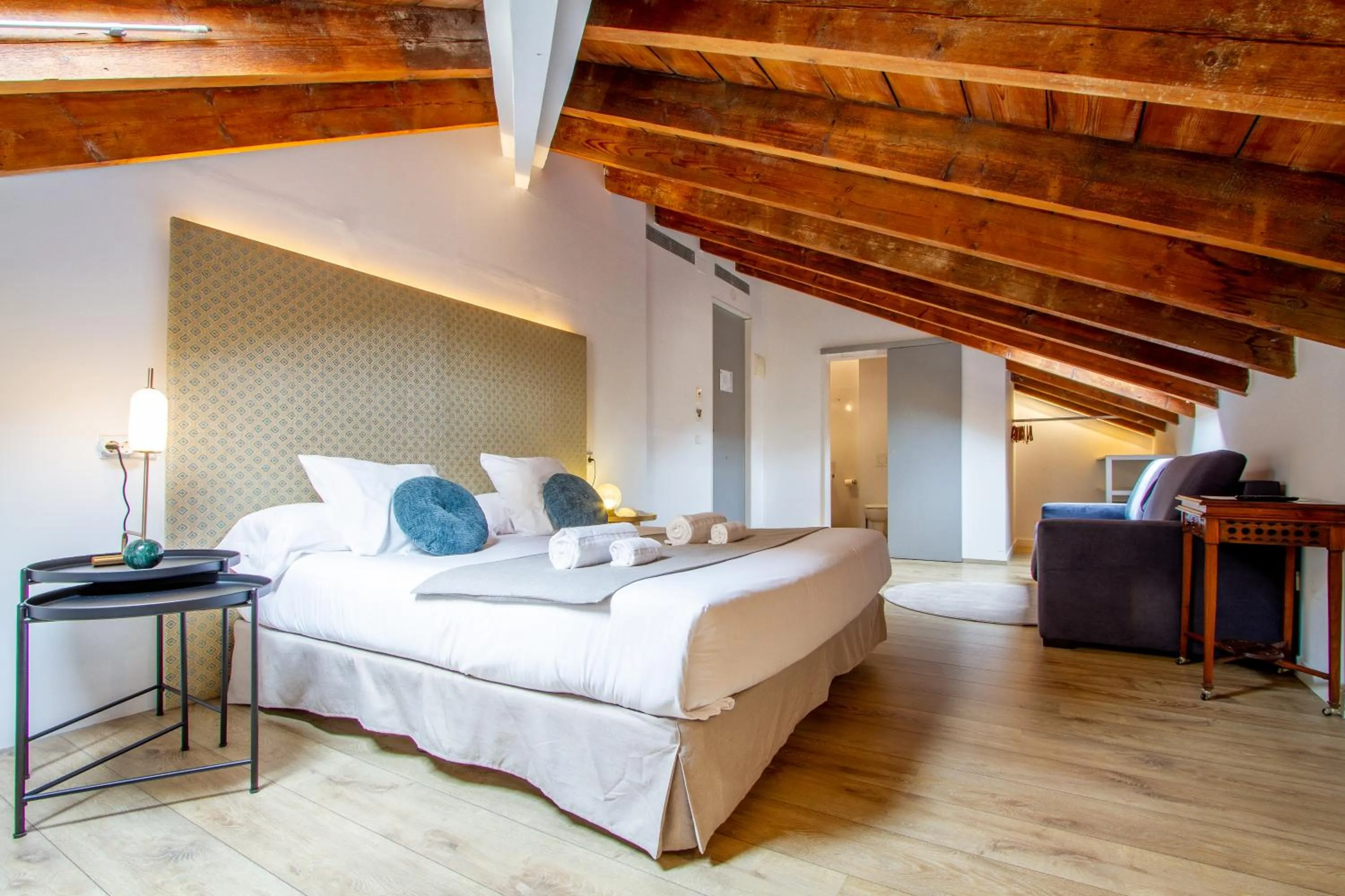 Photo of the whole room, Bed in Les Monges Palace Boutique