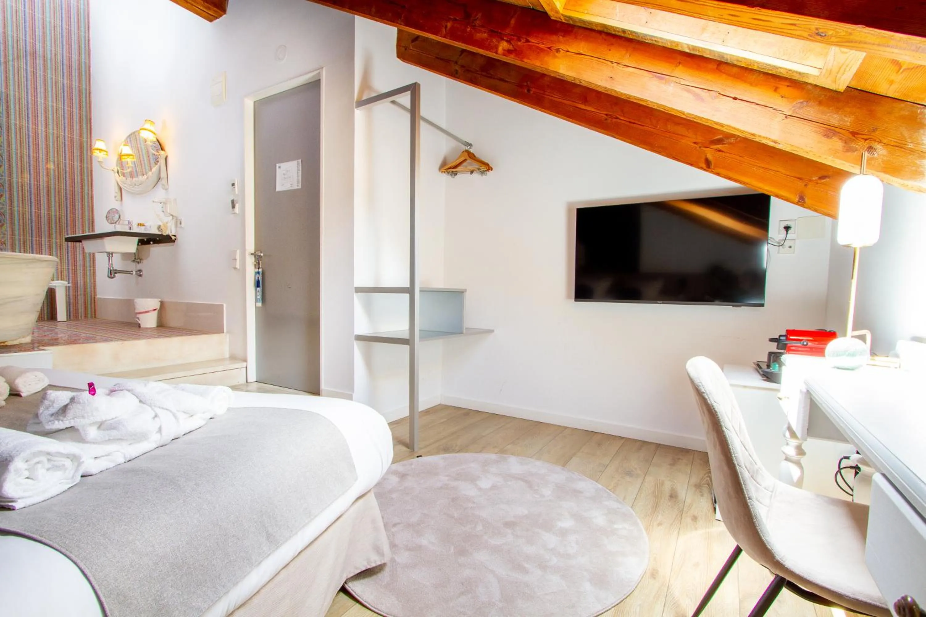 Photo of the whole room, Bed in Les Monges Palace Boutique