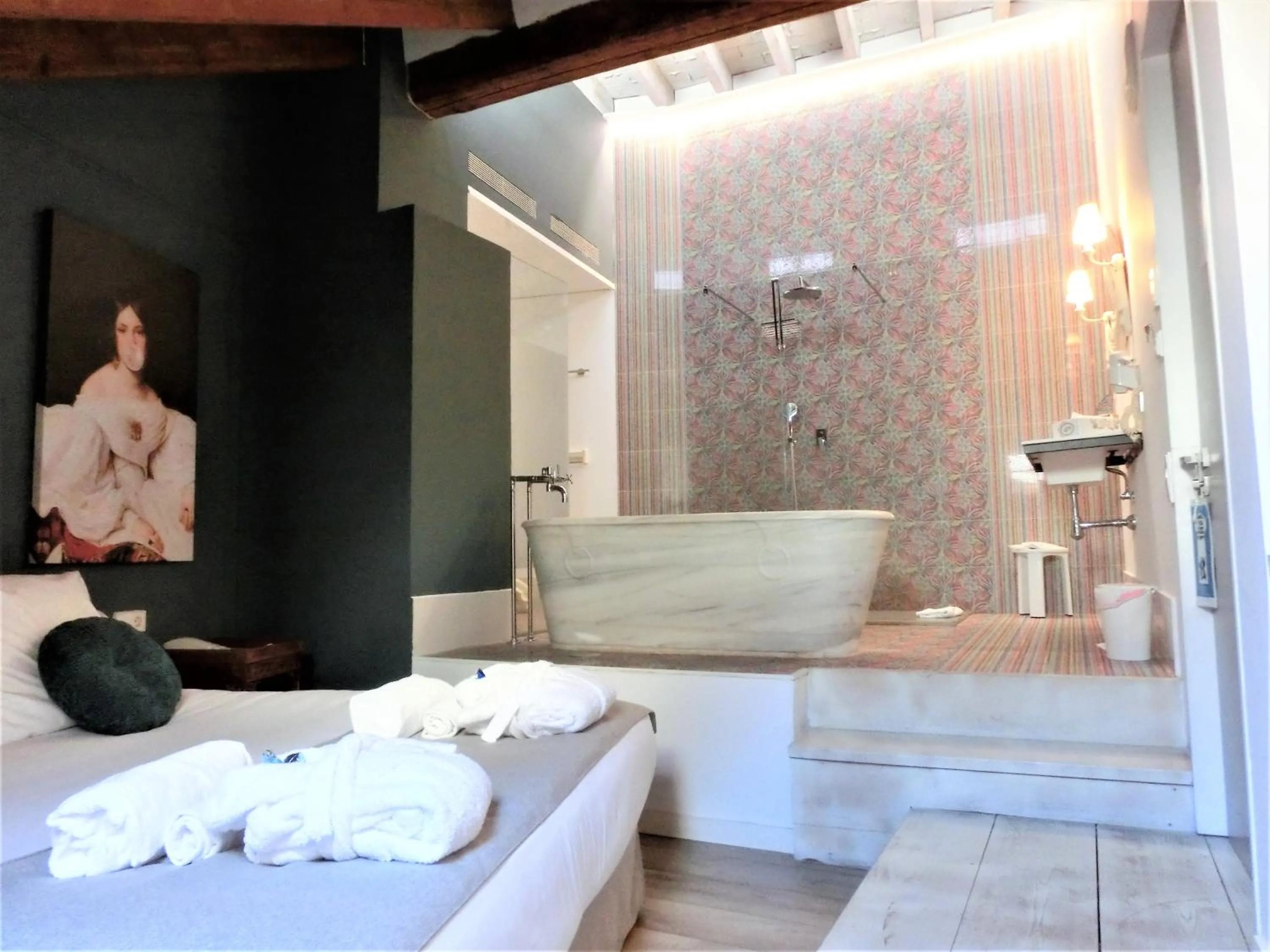 Photo of the whole room in Les Monges Palace Boutique