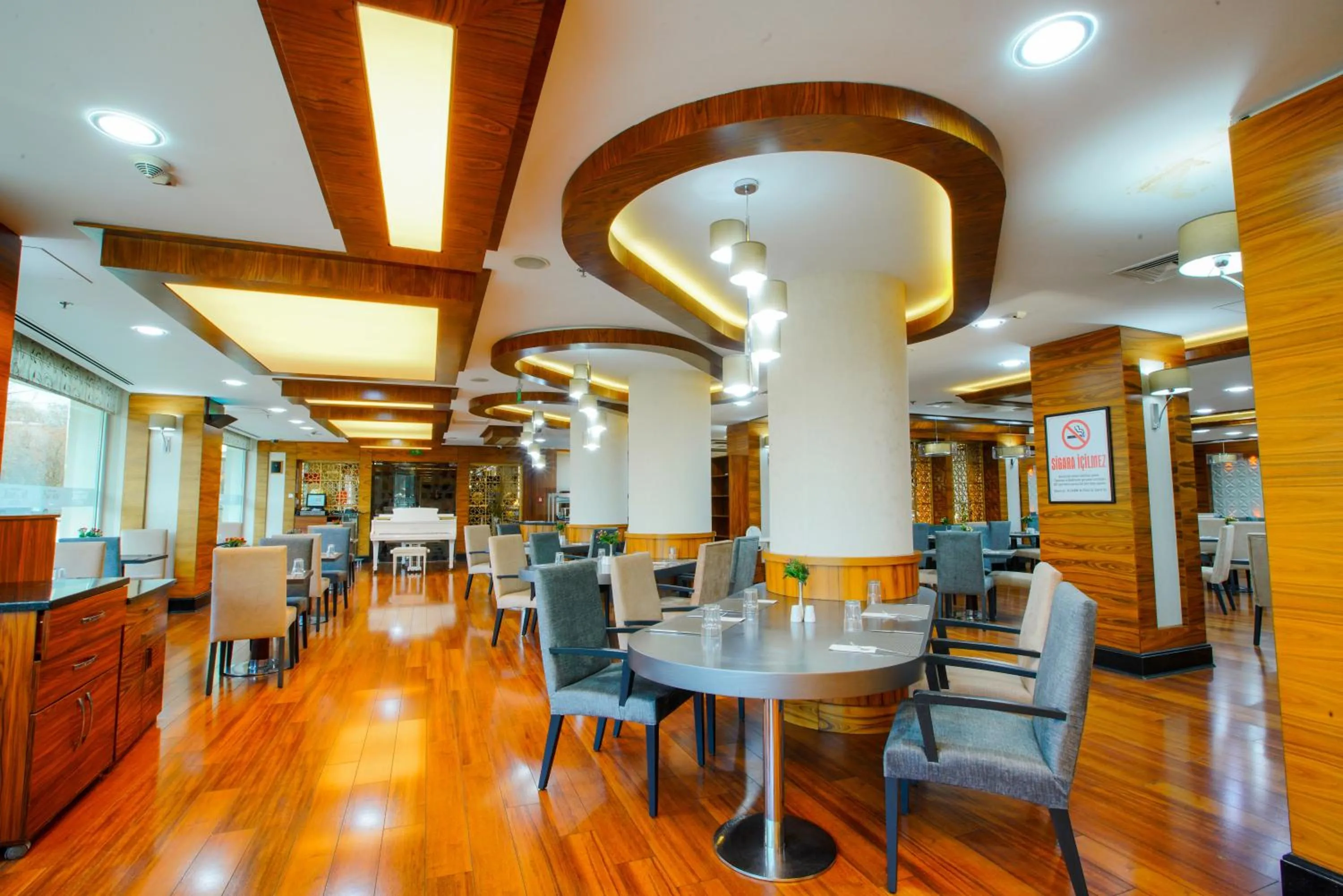 Restaurant/places to eat in New Park Hotel