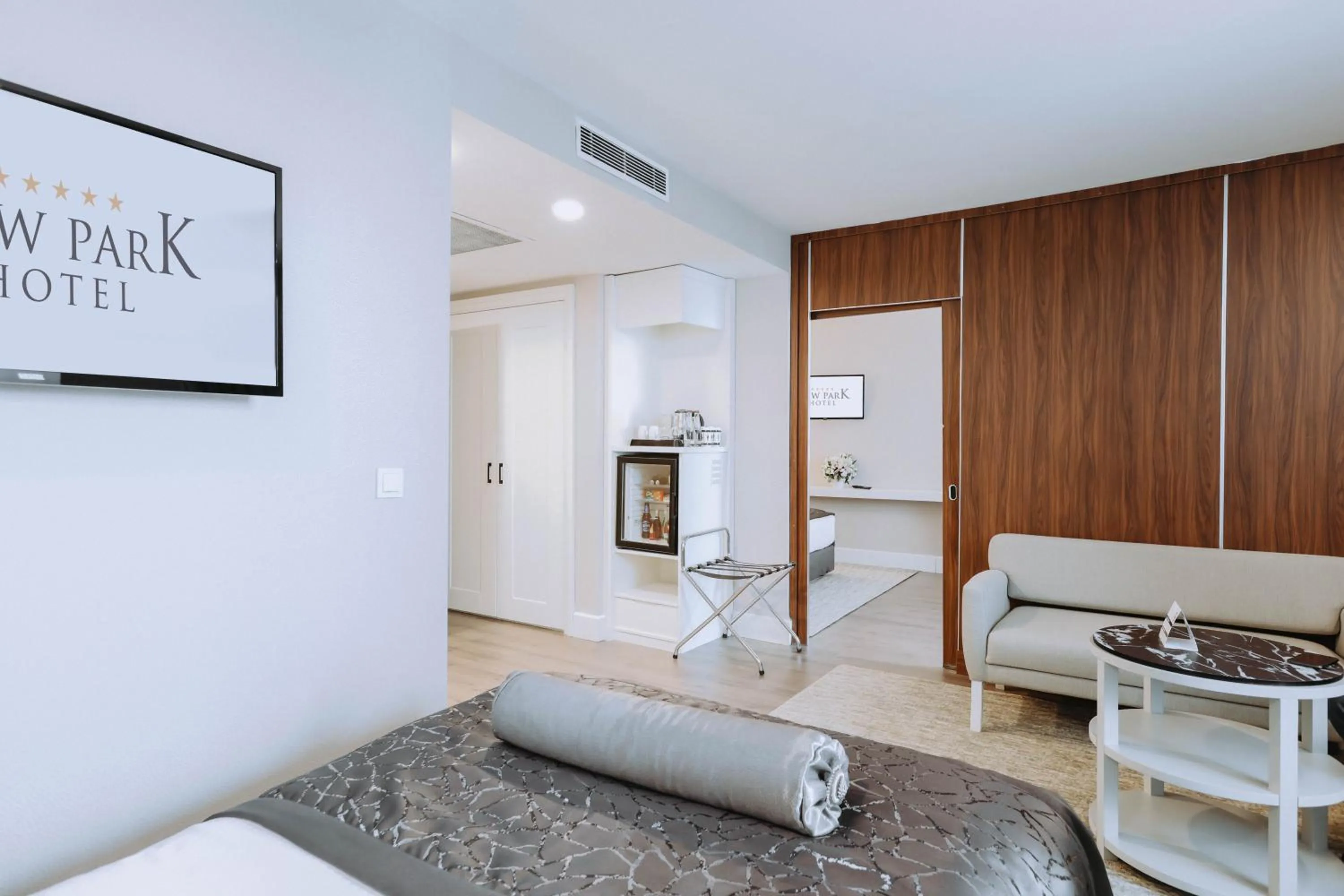 Communal lounge/ TV room, Bed in New Park Hotel