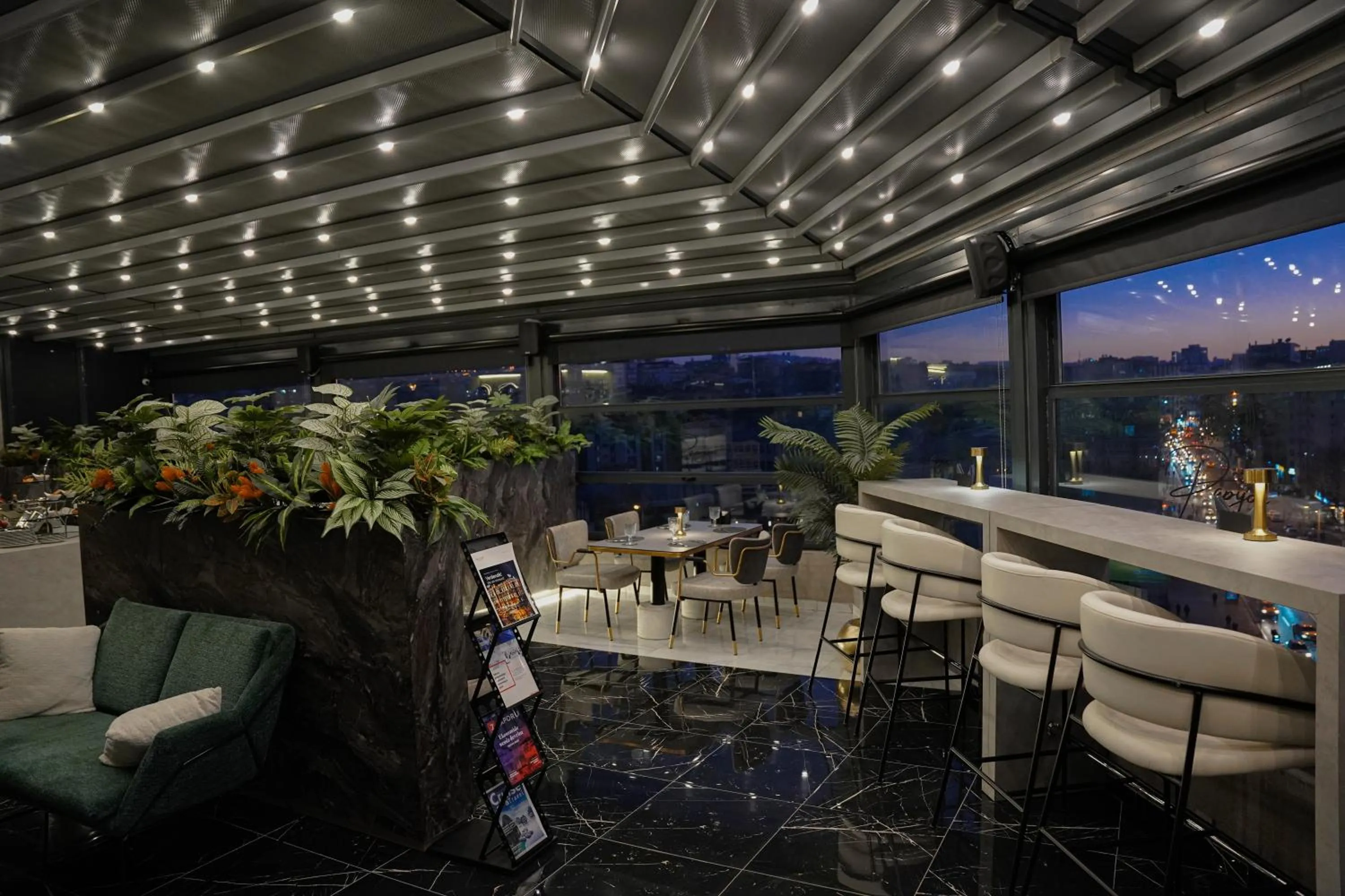 Lounge or bar in New Park Hotel