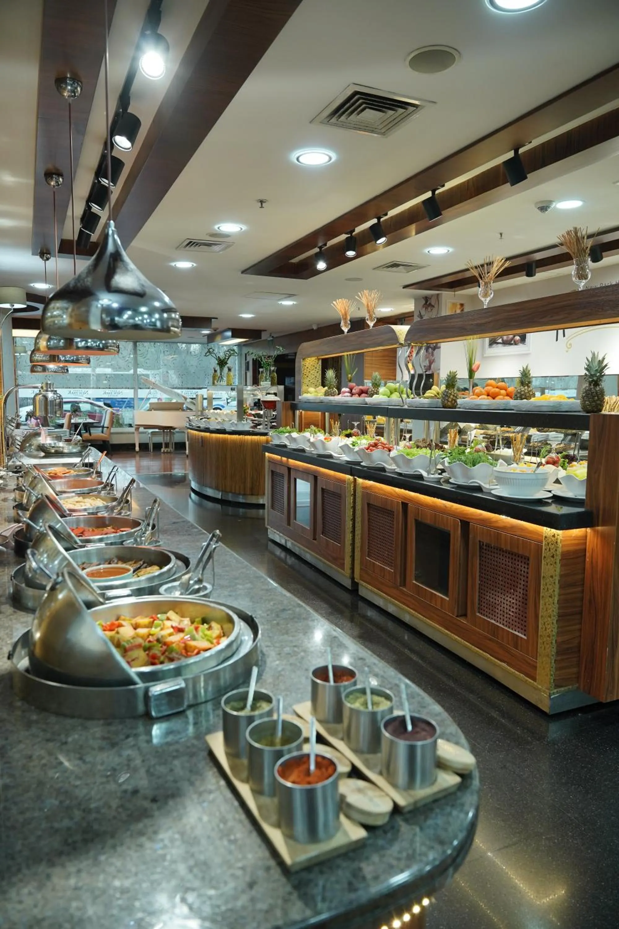 Restaurant/places to eat in New Park Hotel