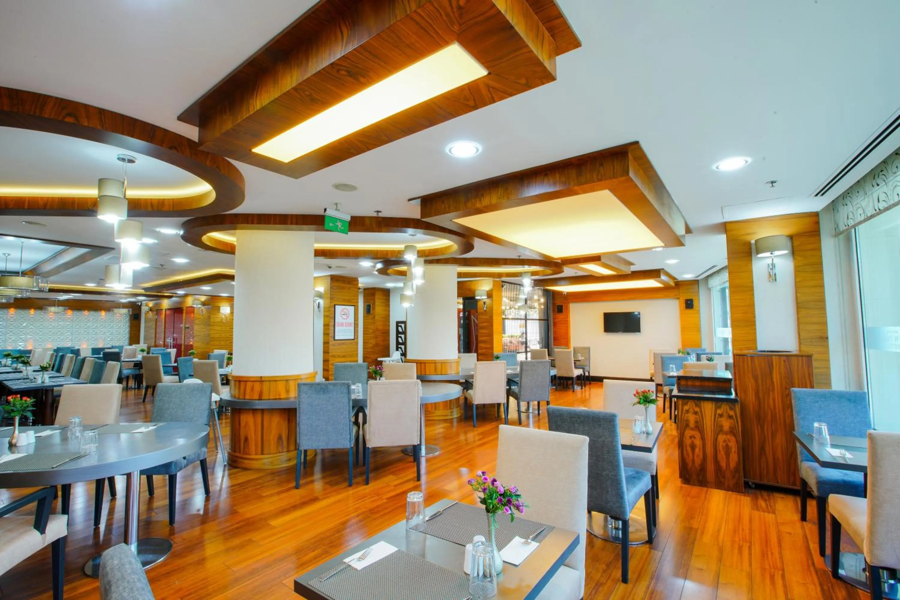 Restaurant/places to eat in New Park Hotel