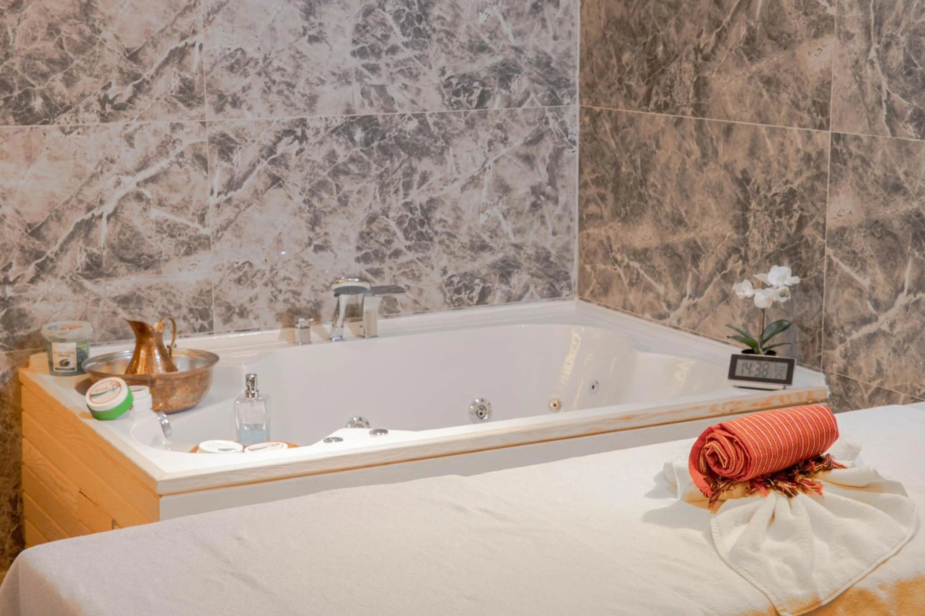 Hot Tub, Bed in New Park Hotel