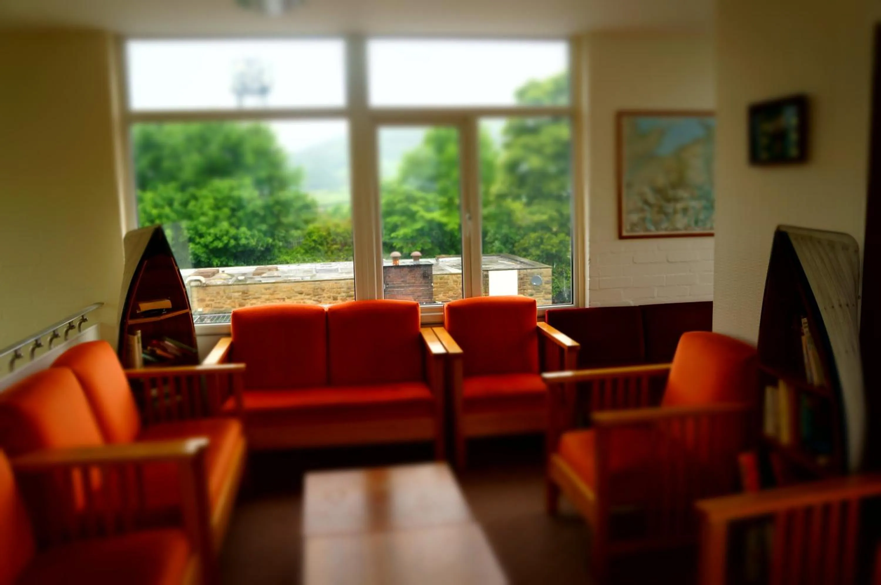 Communal lounge/ TV room in YHA Conwy