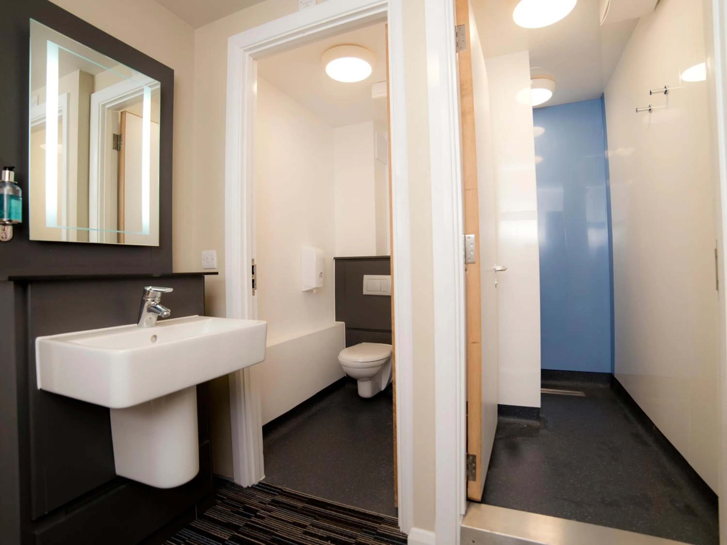 Bathroom in YHA Cambridge