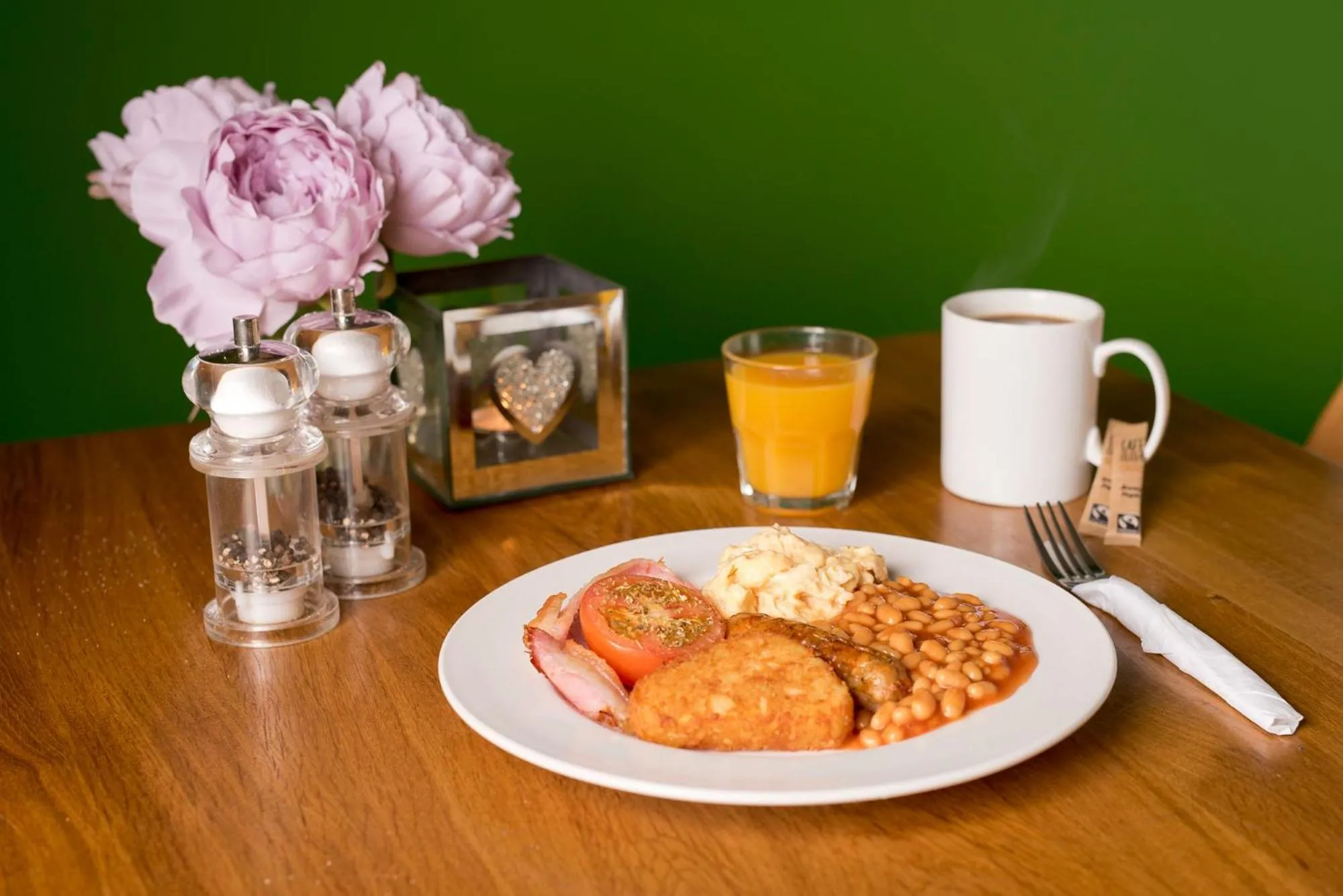 Buffet breakfast in YHA Canterbury