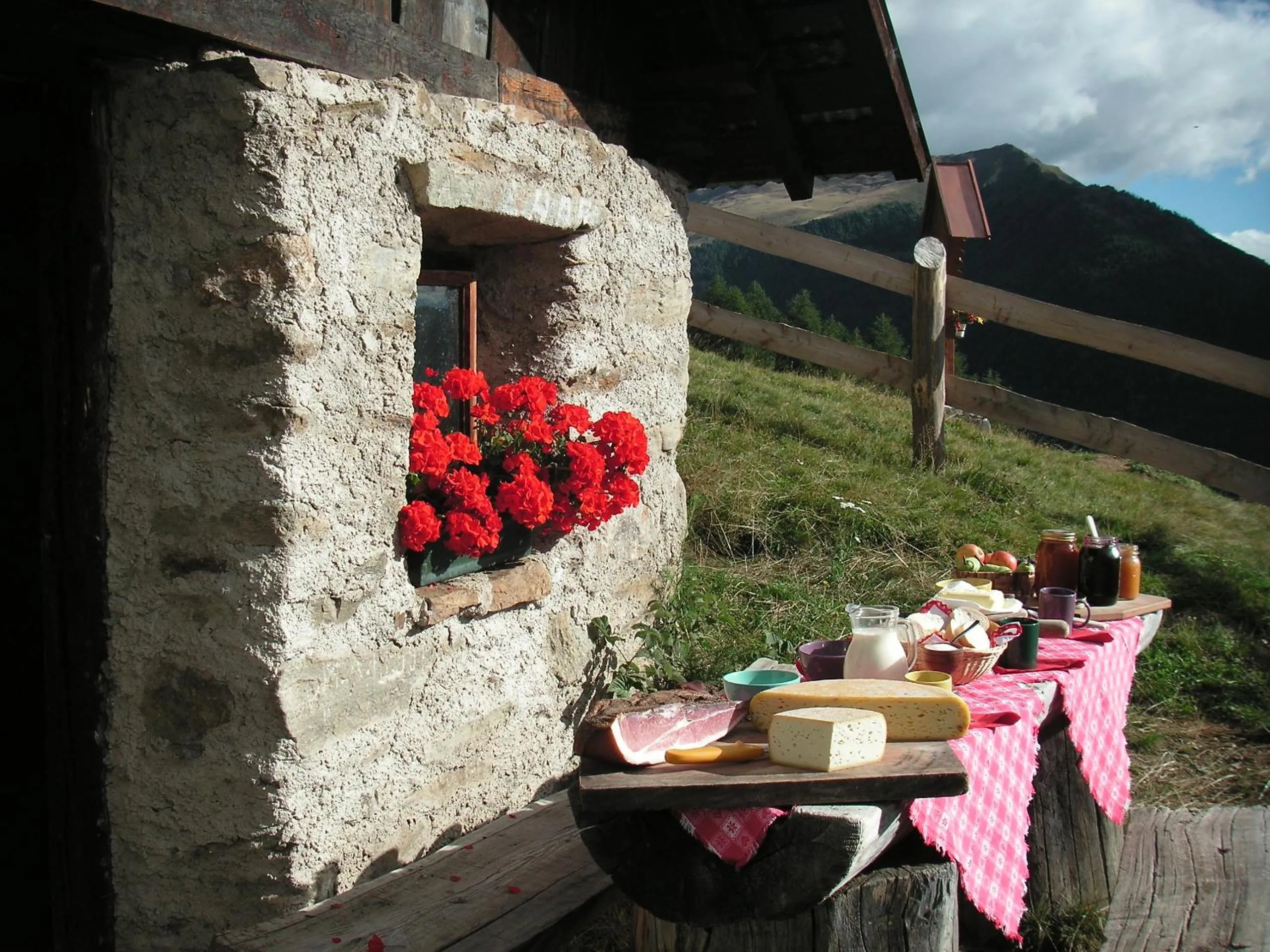 Hiking in Ravelli Sporting