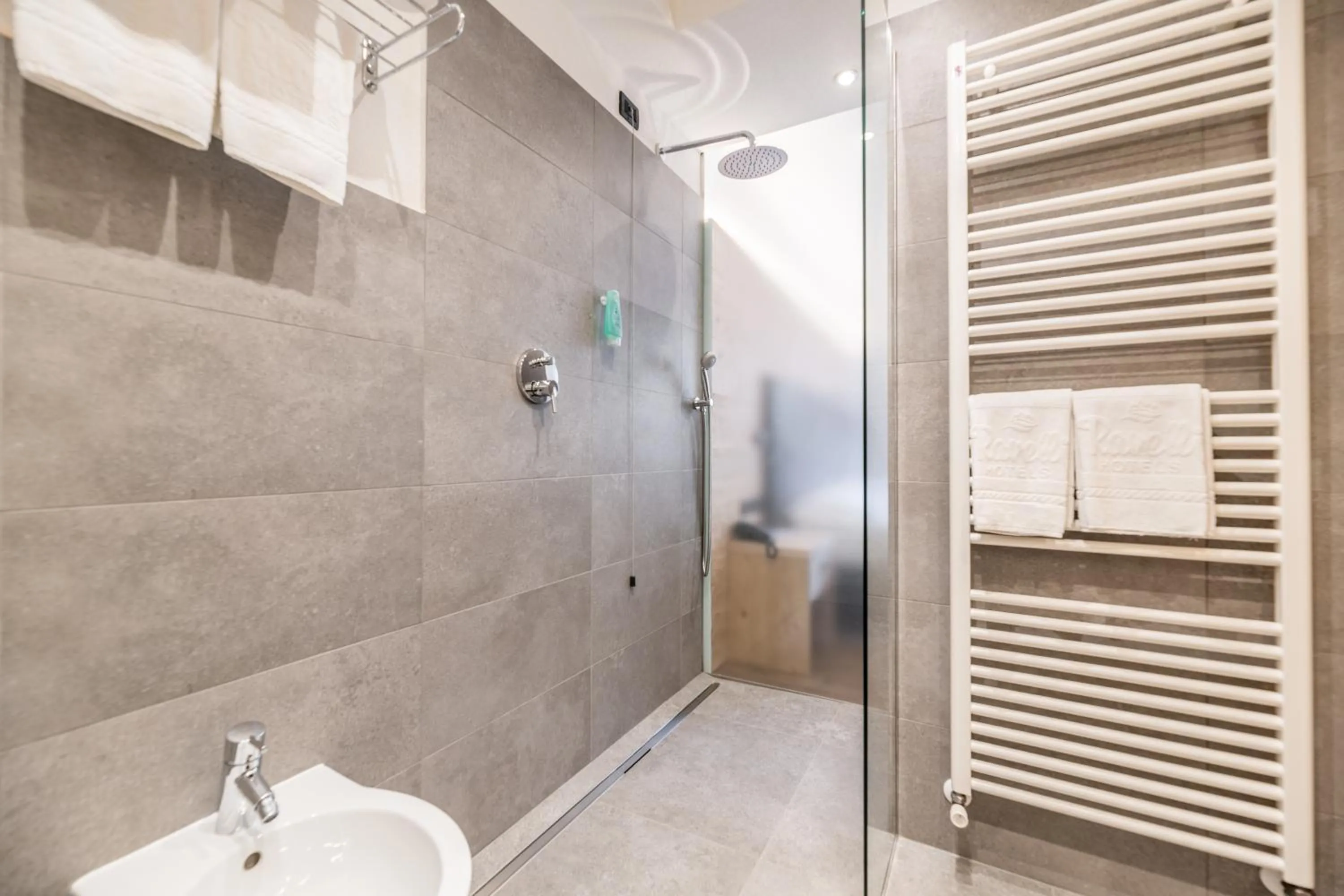 Shower in Ravelli Sporting