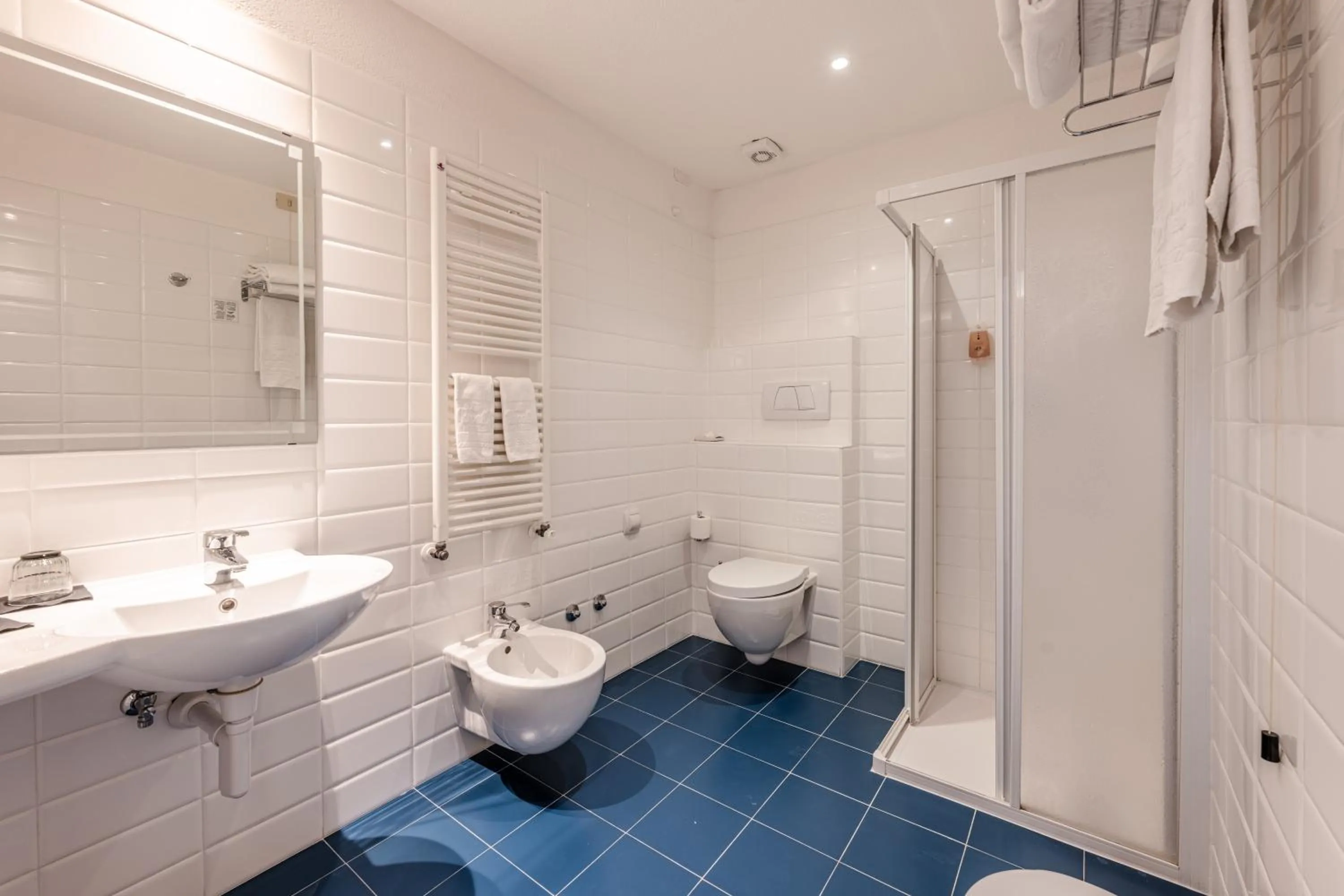 Shower in Ravelli Sporting