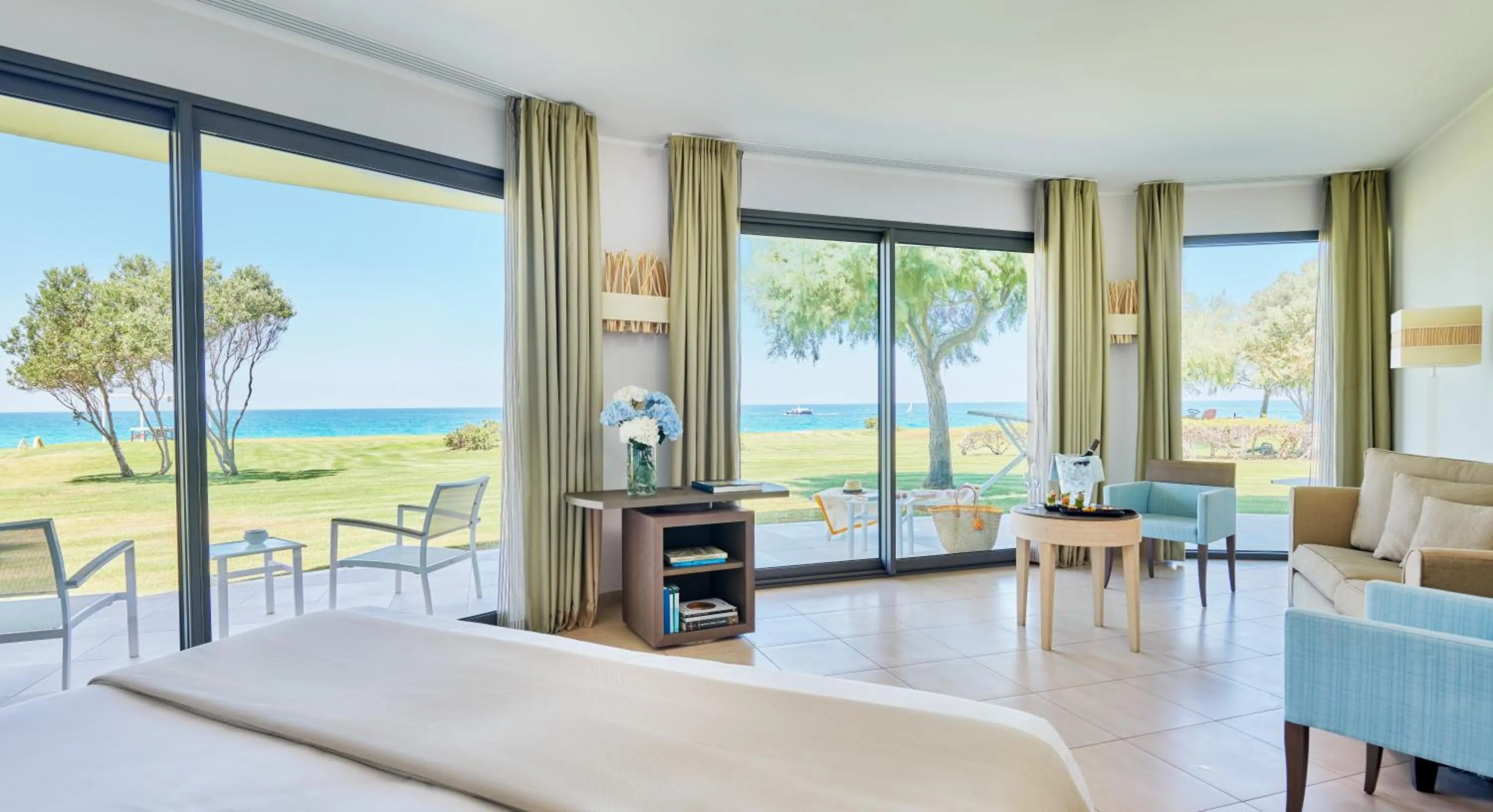 Garden view, Bed in Capovaticano Resort Thalasso Spa