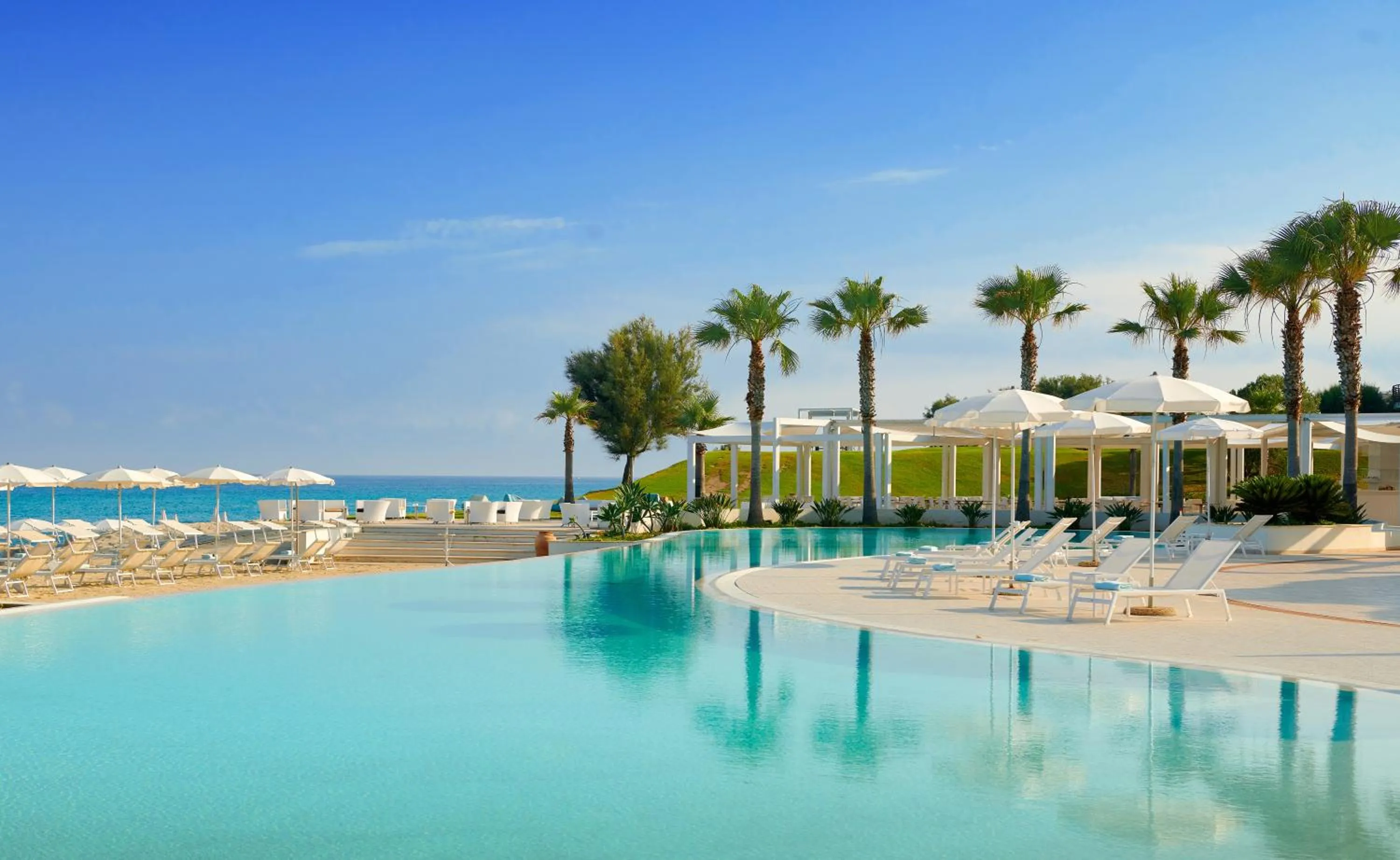 Swimming pool in Capovaticano Resort Thalasso Spa