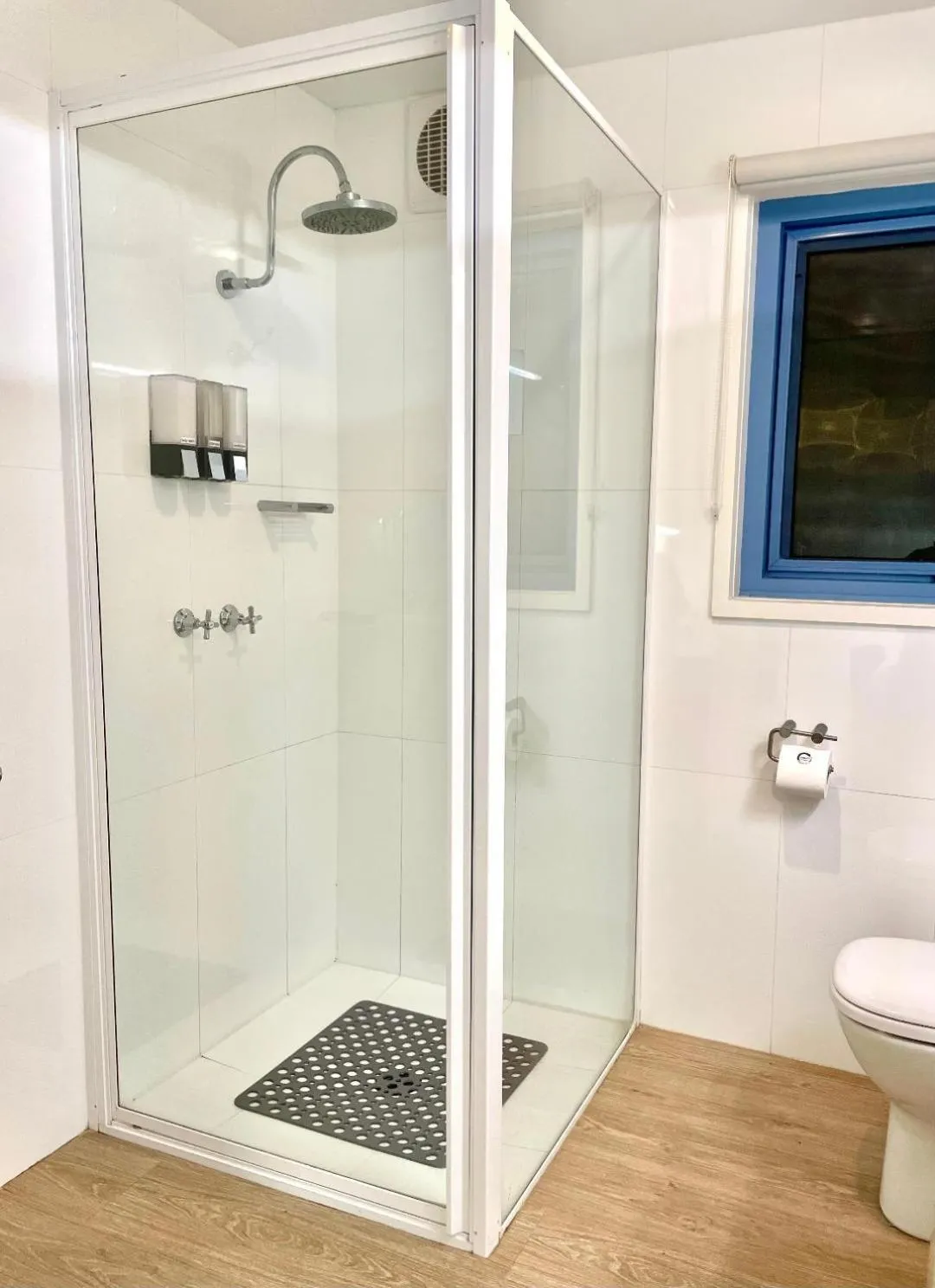 Bathroom in Edge17 Waterfront Apartment, plus Cottage with Garden View - Port Fairy