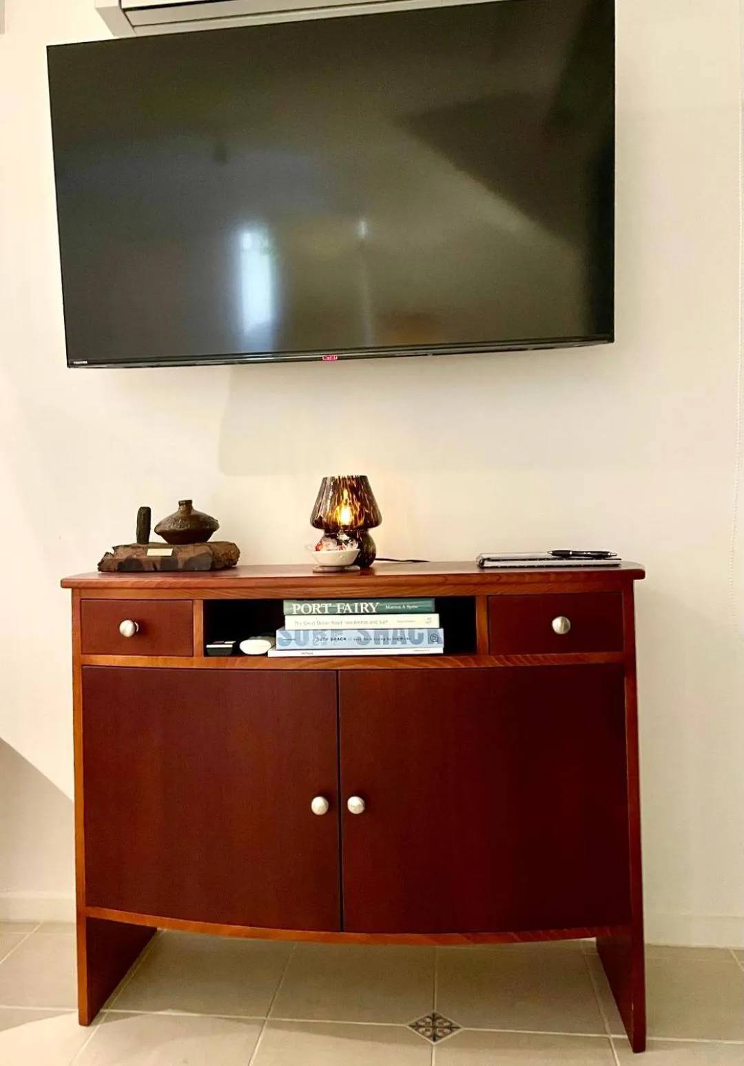 TV and multimedia in Edge17 Waterfront Apartment, plus Cottage with Garden View - Port Fairy