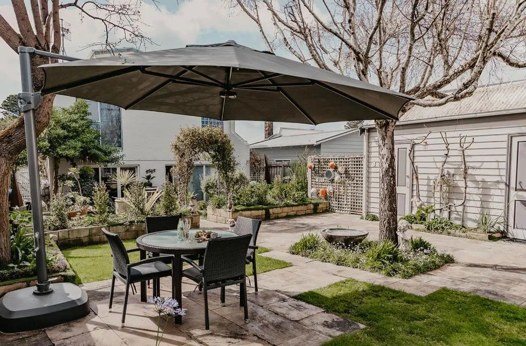 Garden view in Edge17 Waterfront Apartment, plus Cottage with Garden View - Port Fairy