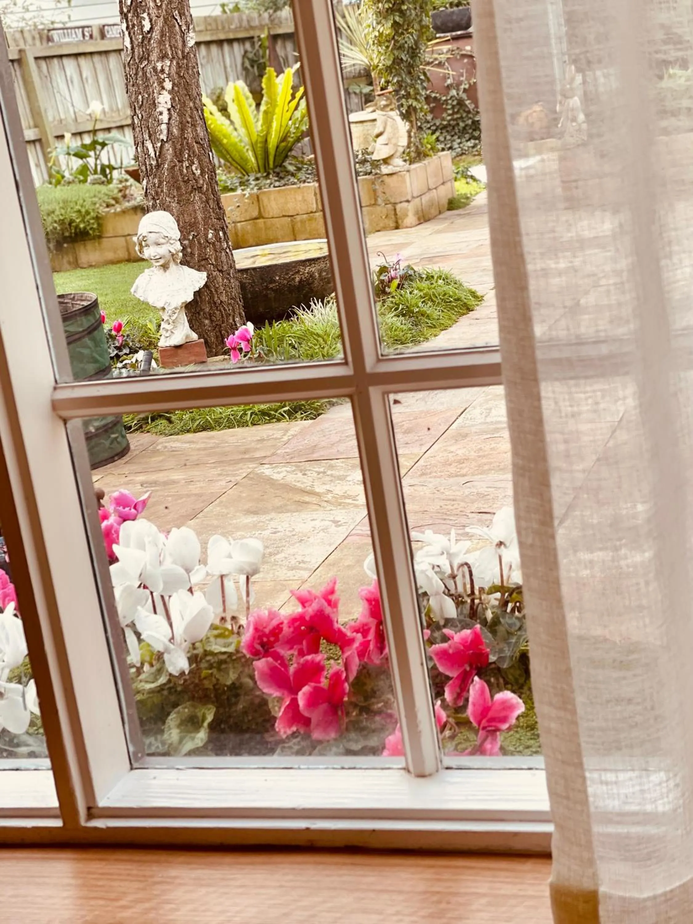 Garden view in Edge17 Waterfront Apartment, plus Cottage with Garden View - Port Fairy