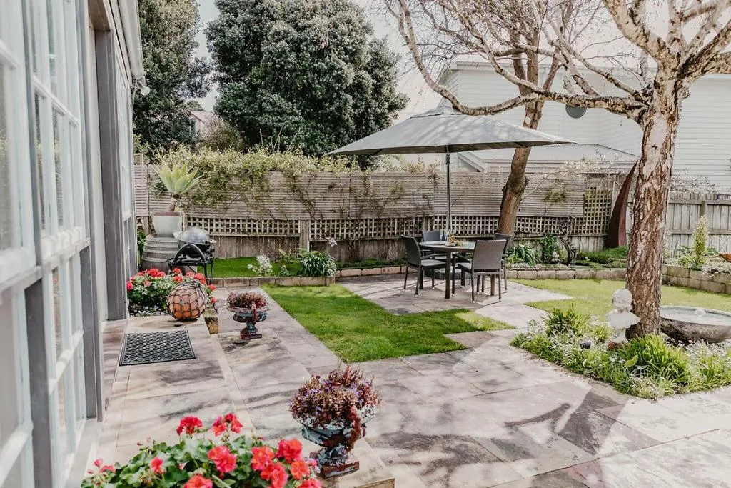 Garden view in Edge17 Waterfront Apartment, plus Cottage with Garden View - Port Fairy