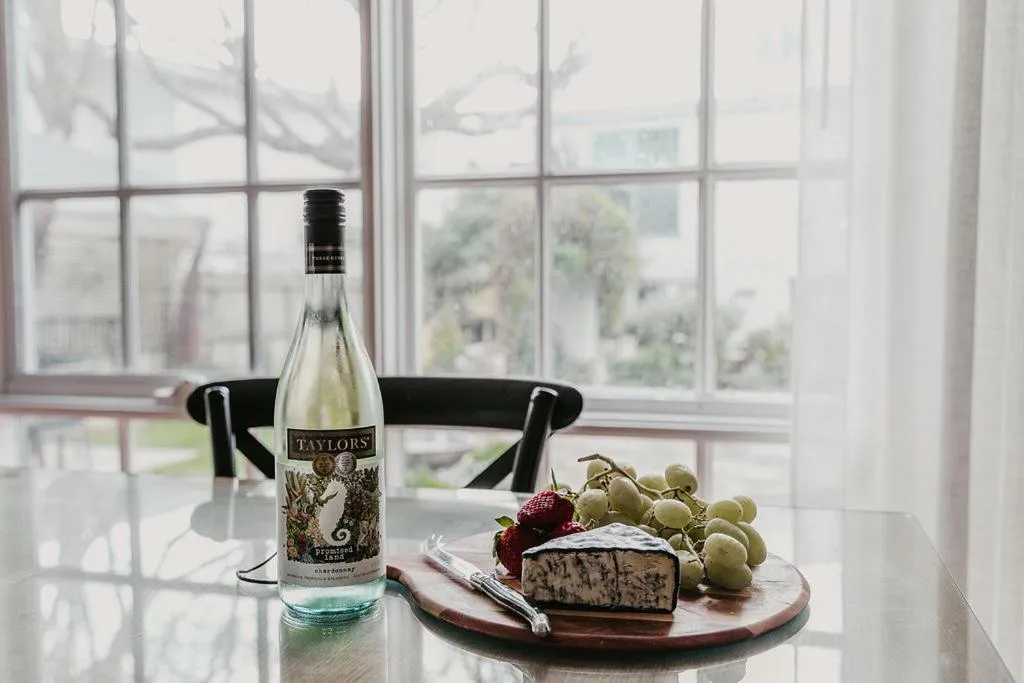Dining area in Edge17 Waterfront Apartment, plus Cottage with Garden View - Port Fairy