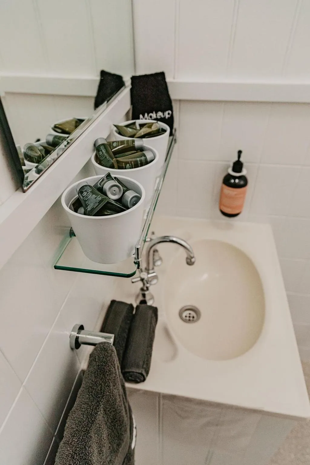 Bathroom in Edge17 Waterfront Apartment, plus Cottage with Garden View - Port Fairy