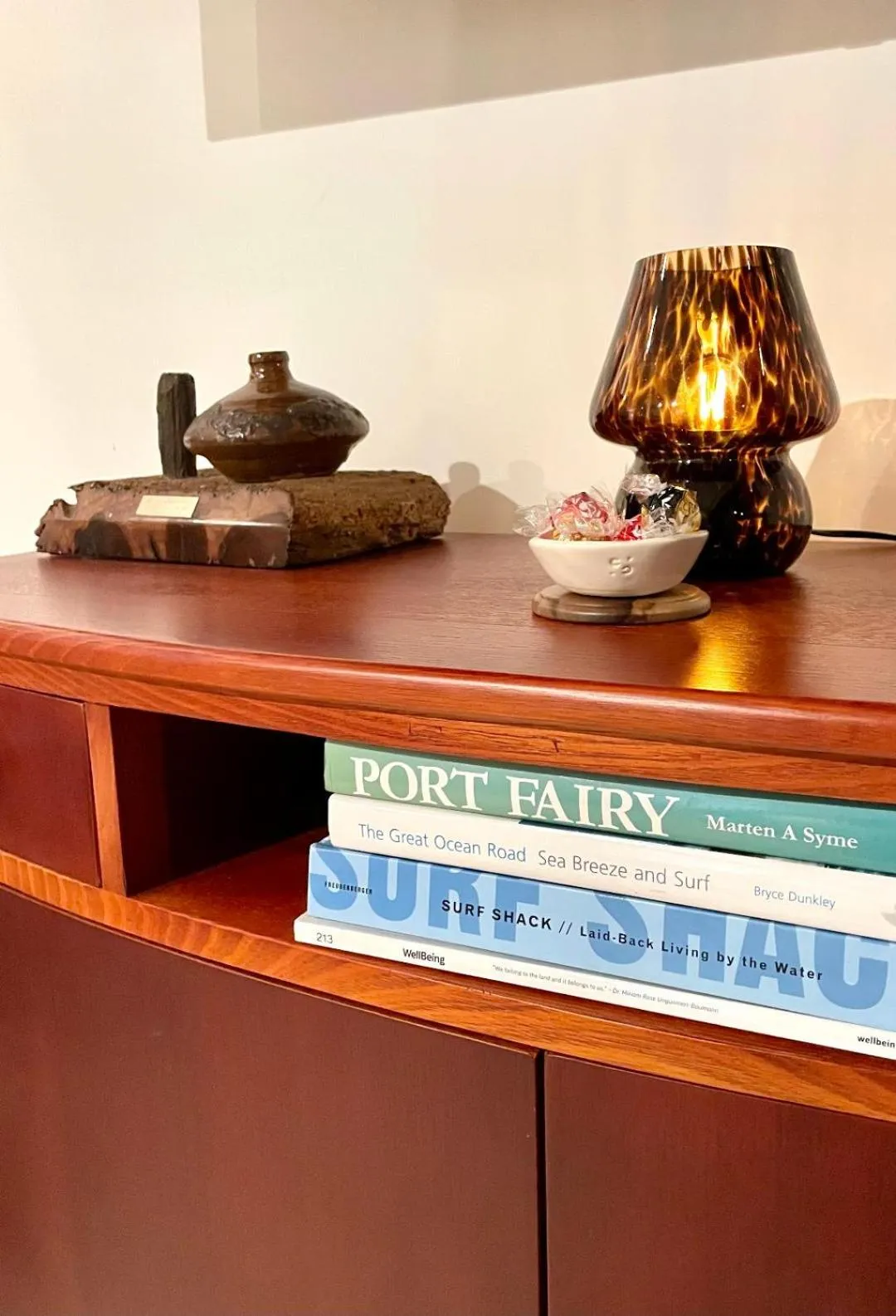 Living room in Edge17 Waterfront Apartment, plus Cottage with Garden View - Port Fairy