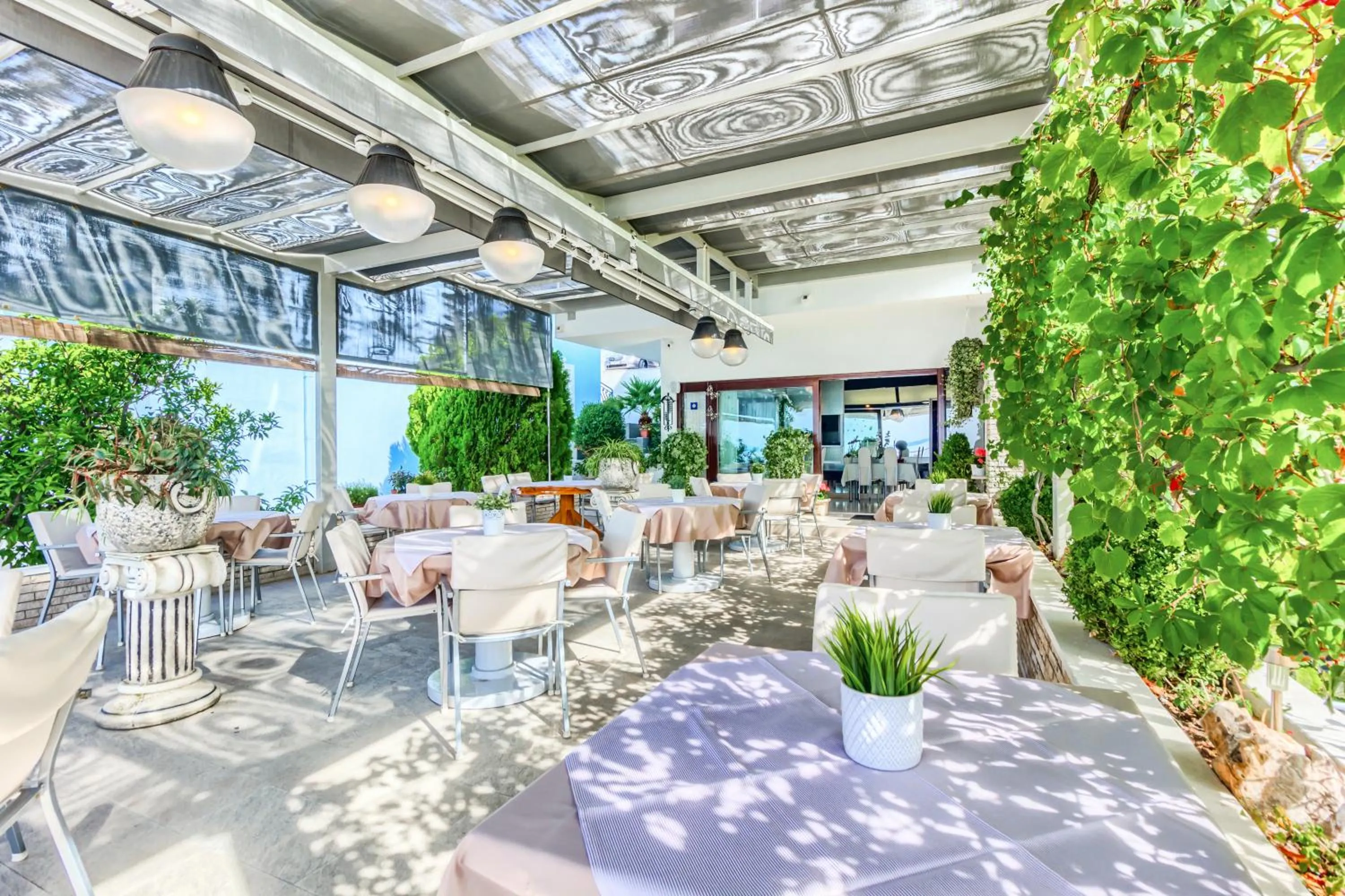 Restaurant/places to eat in Pansion Martin