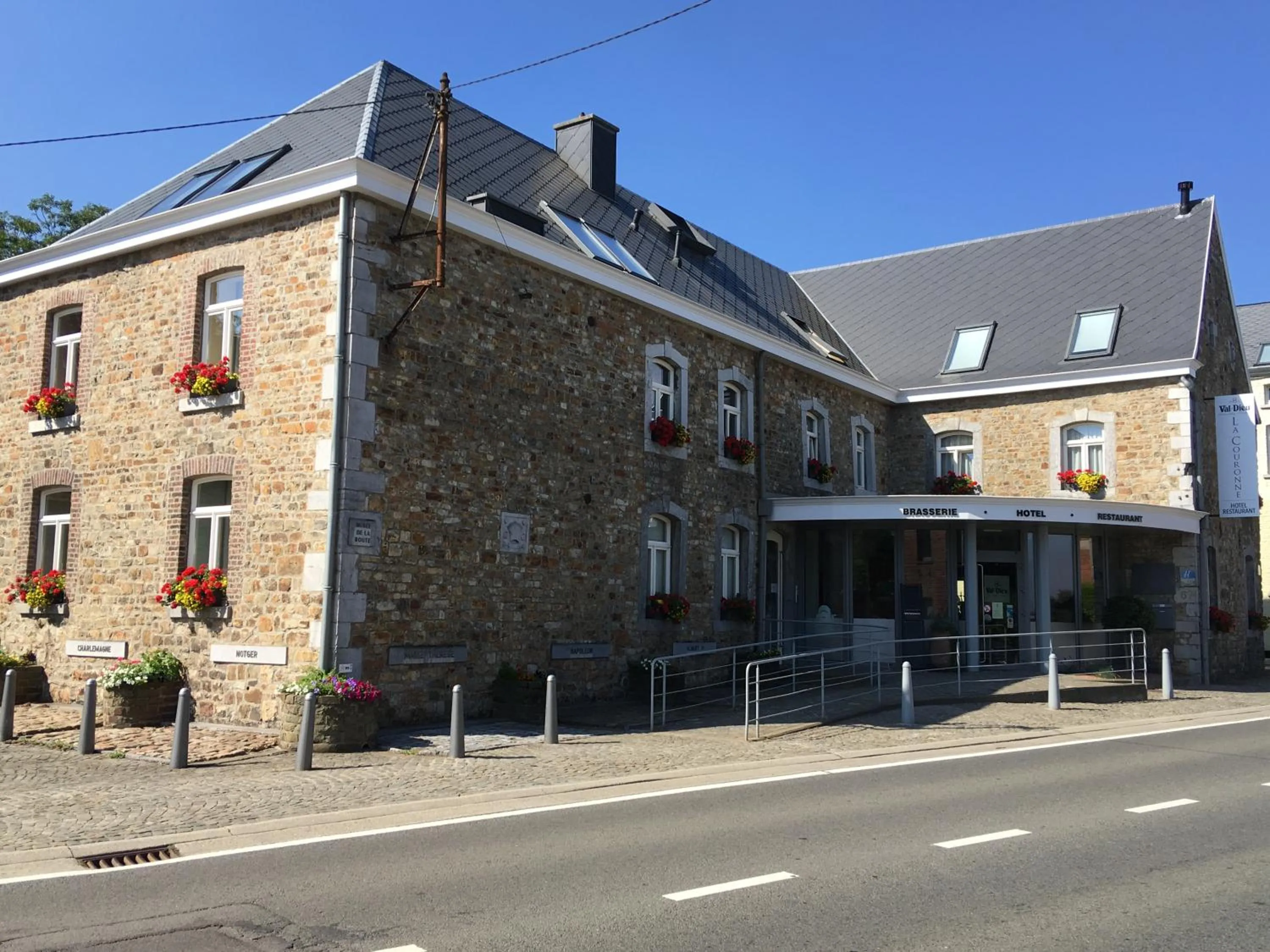 Property building in La Couronne