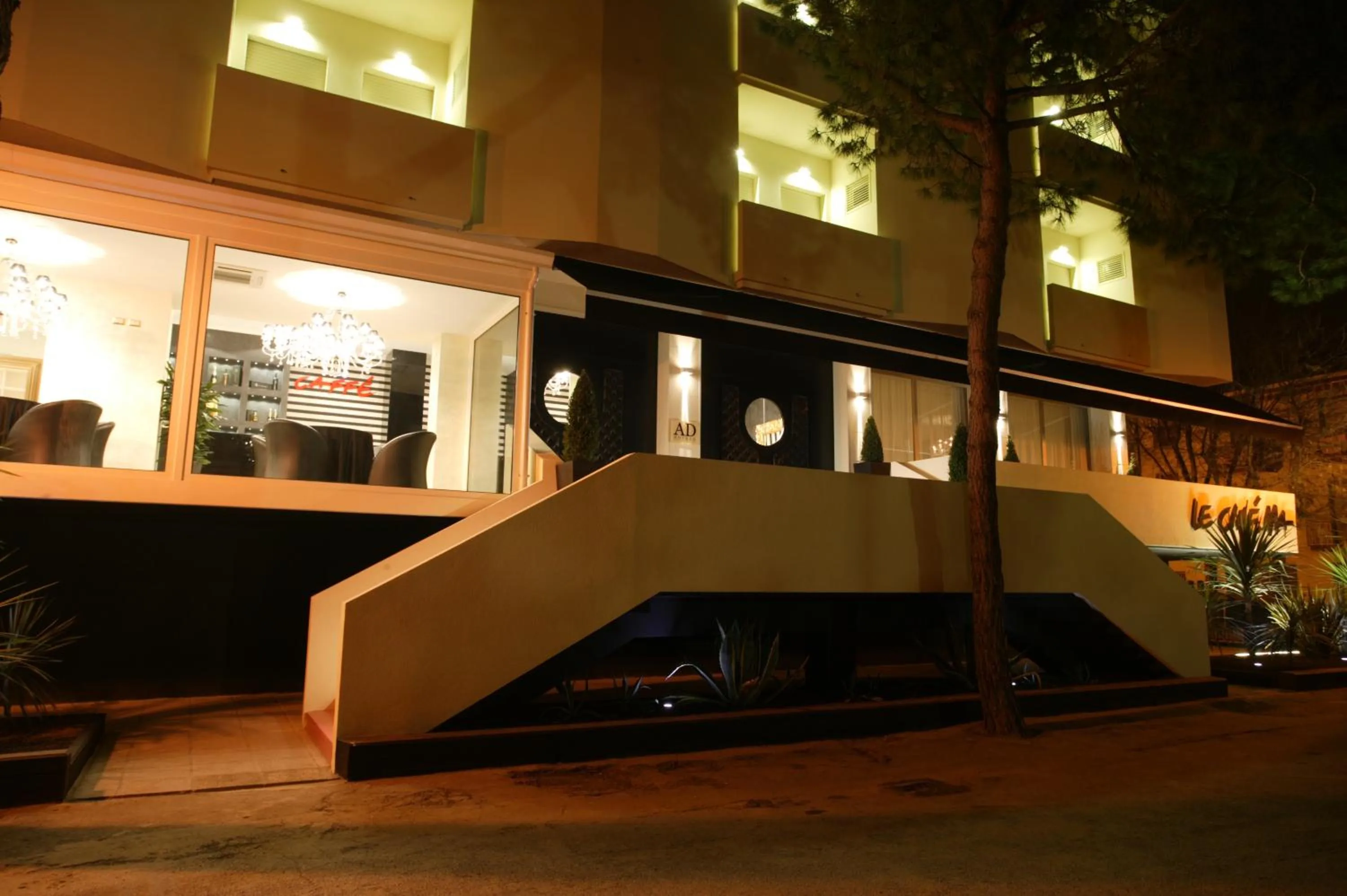 Facade/entrance in Hotel Le Cinéma