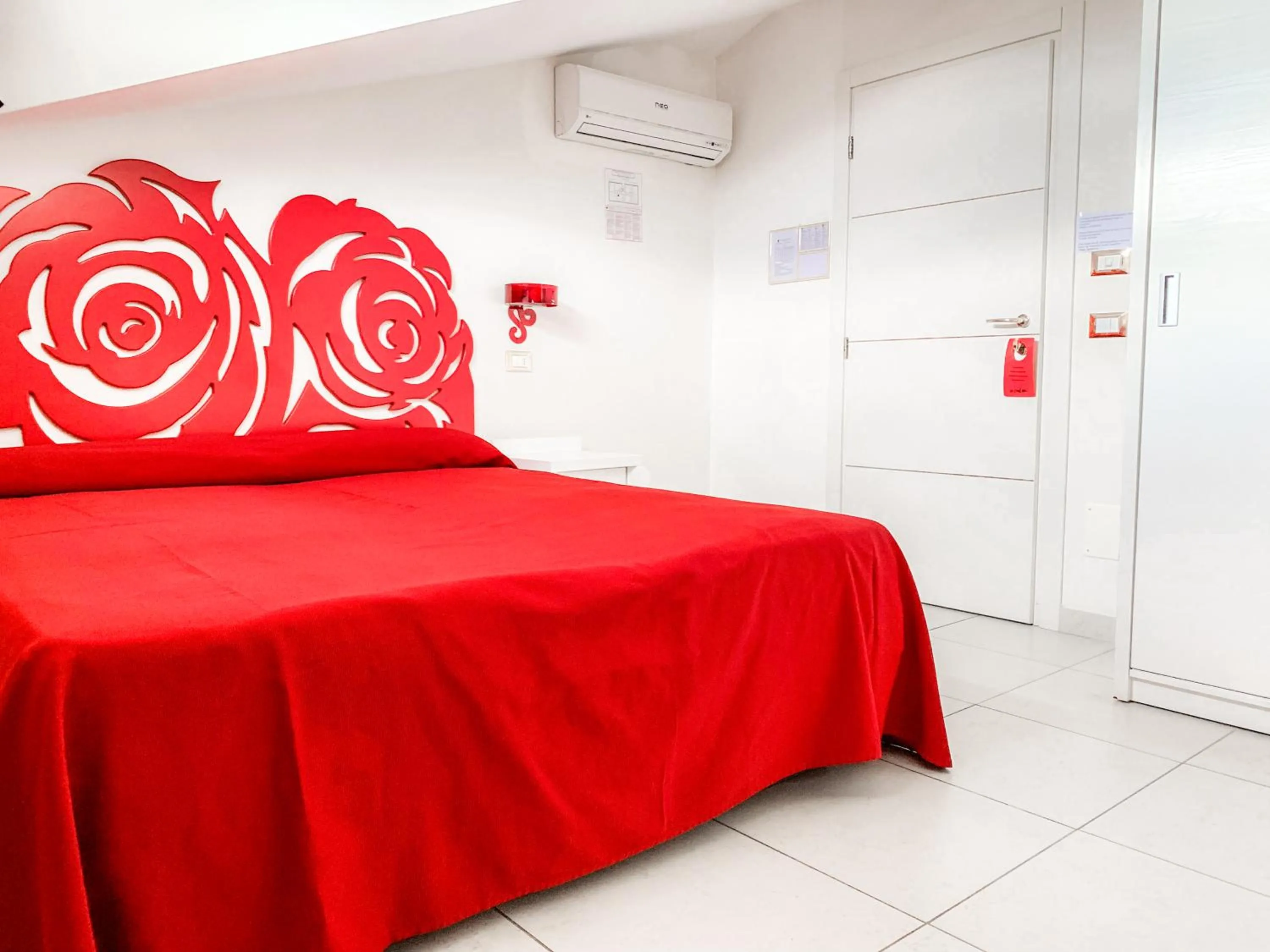 Photo of the whole room in Hotel Le Cinéma