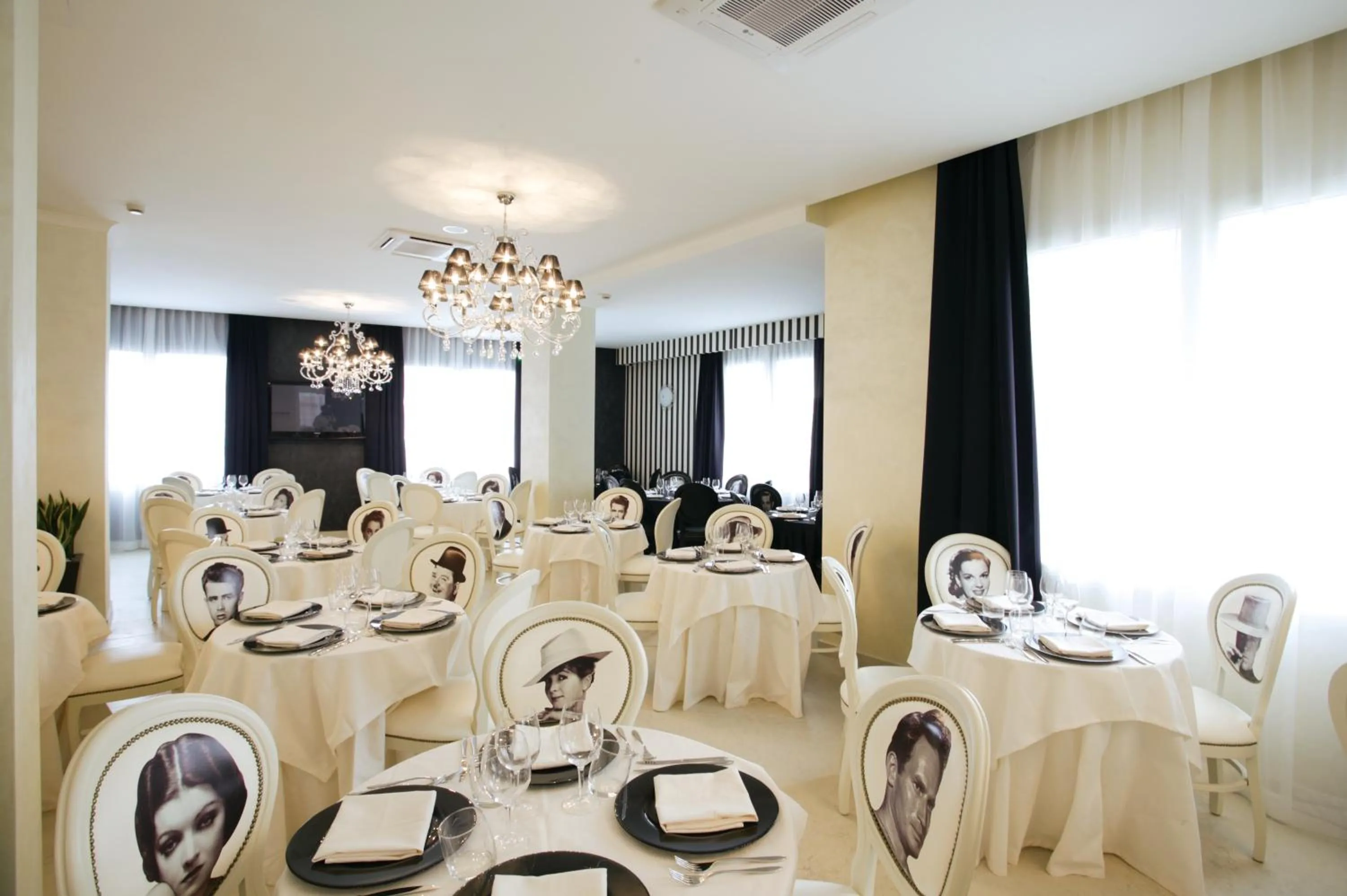 Restaurant/places to eat in Hotel Le Cinéma